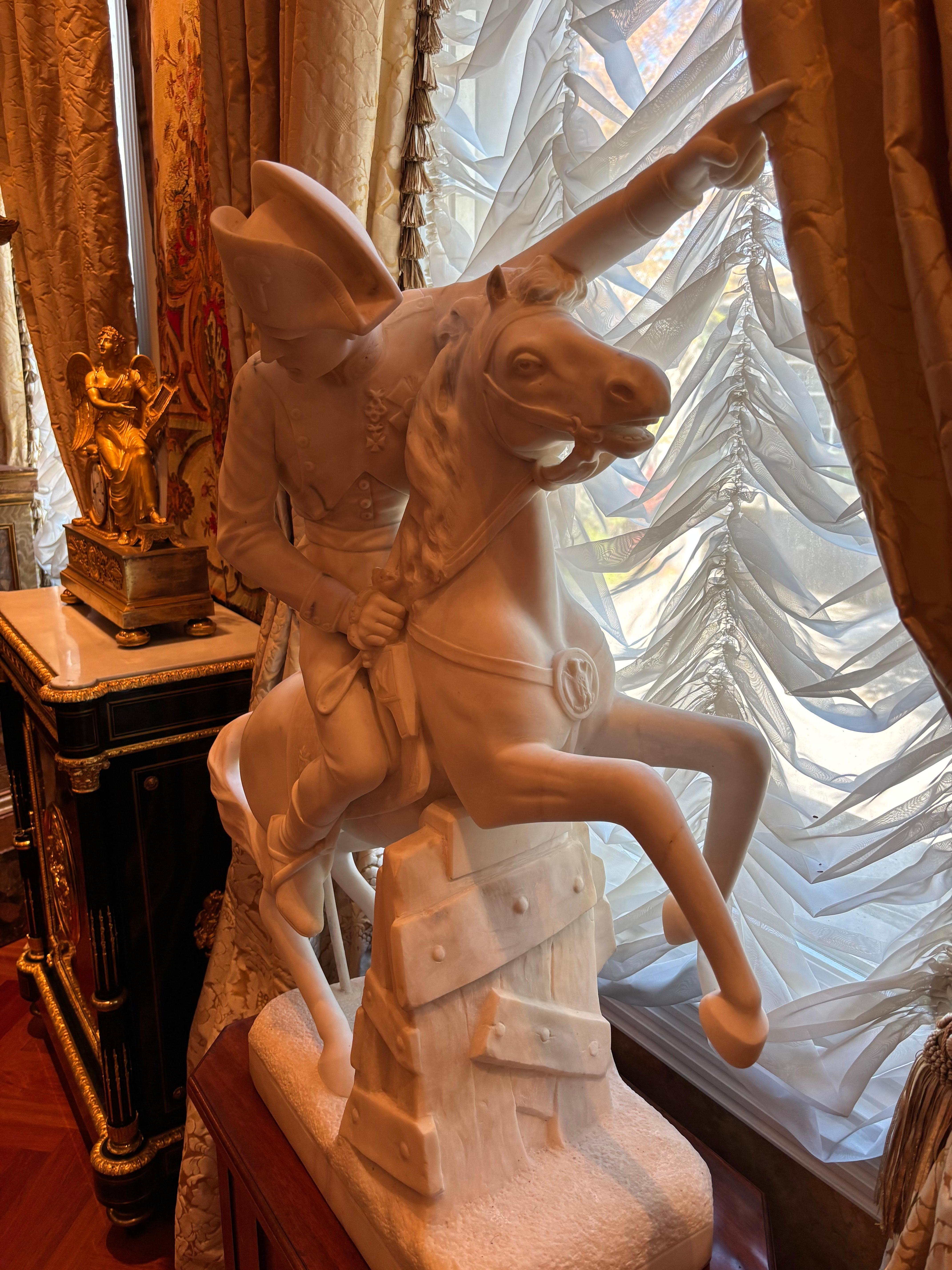 Statua in marmo di Napoleone che attraversa le Alpi dopo un dipinto di Jacques L. David in vendita 3