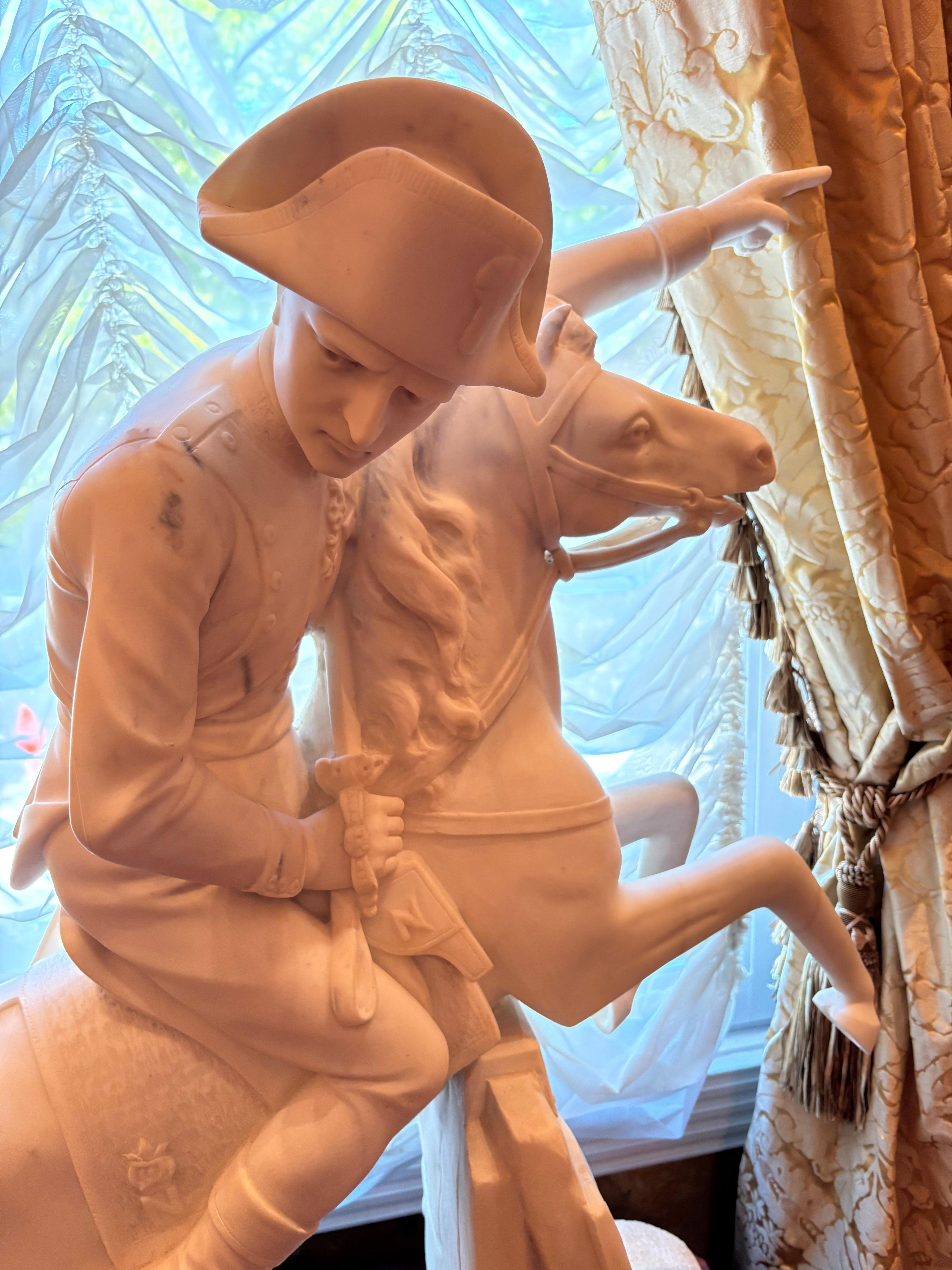 Statua in marmo di Napoleone che attraversa le Alpi dopo un dipinto di Jacques L. David in vendita 4