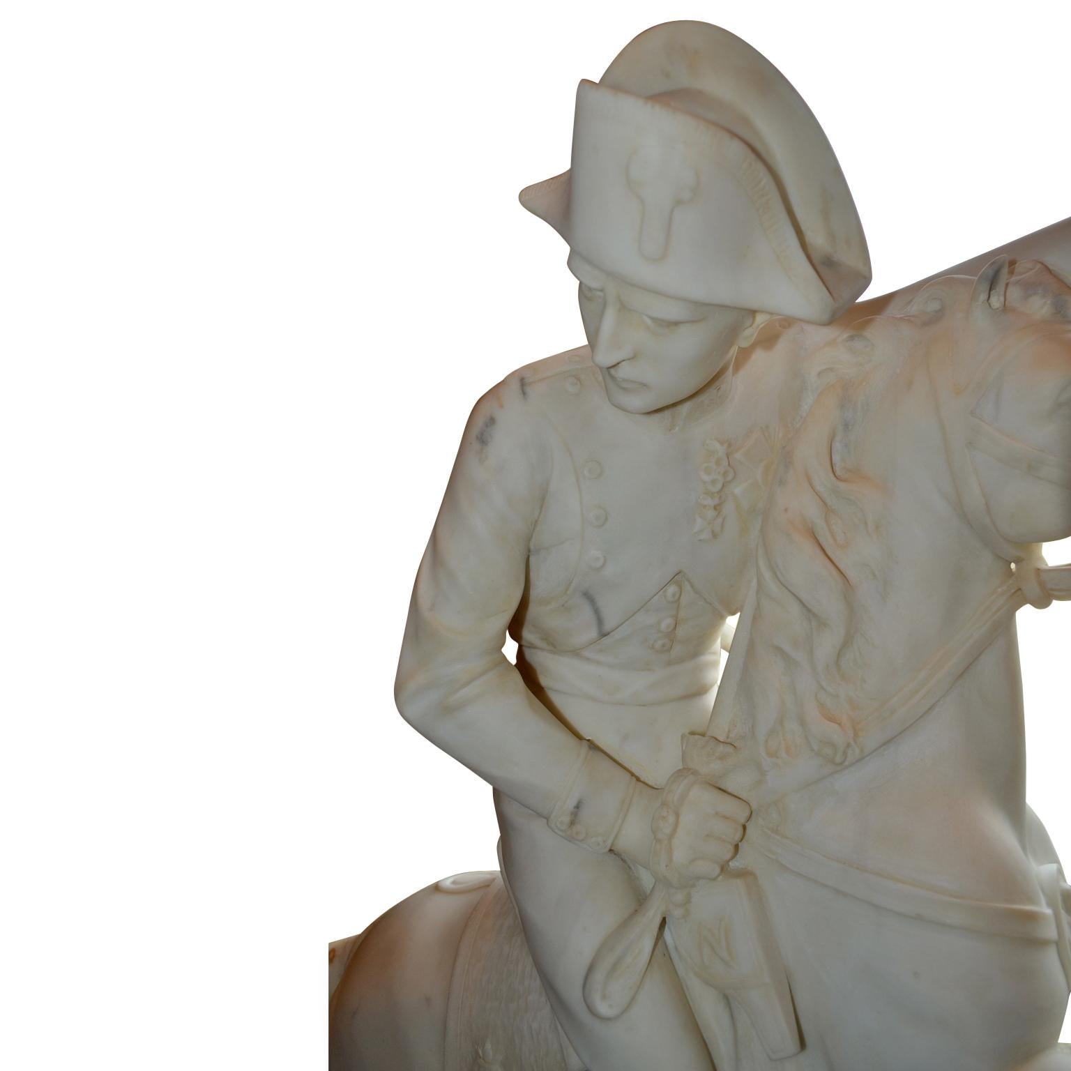 Italiano Statua in marmo di Napoleone che attraversa le Alpi dopo un dipinto di Jacques L. David in vendita