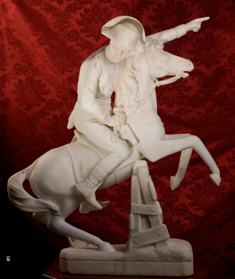 XIX secolo Statua in marmo di Napoleone che attraversa le Alpi dopo un dipinto di Jacques L. David in vendita