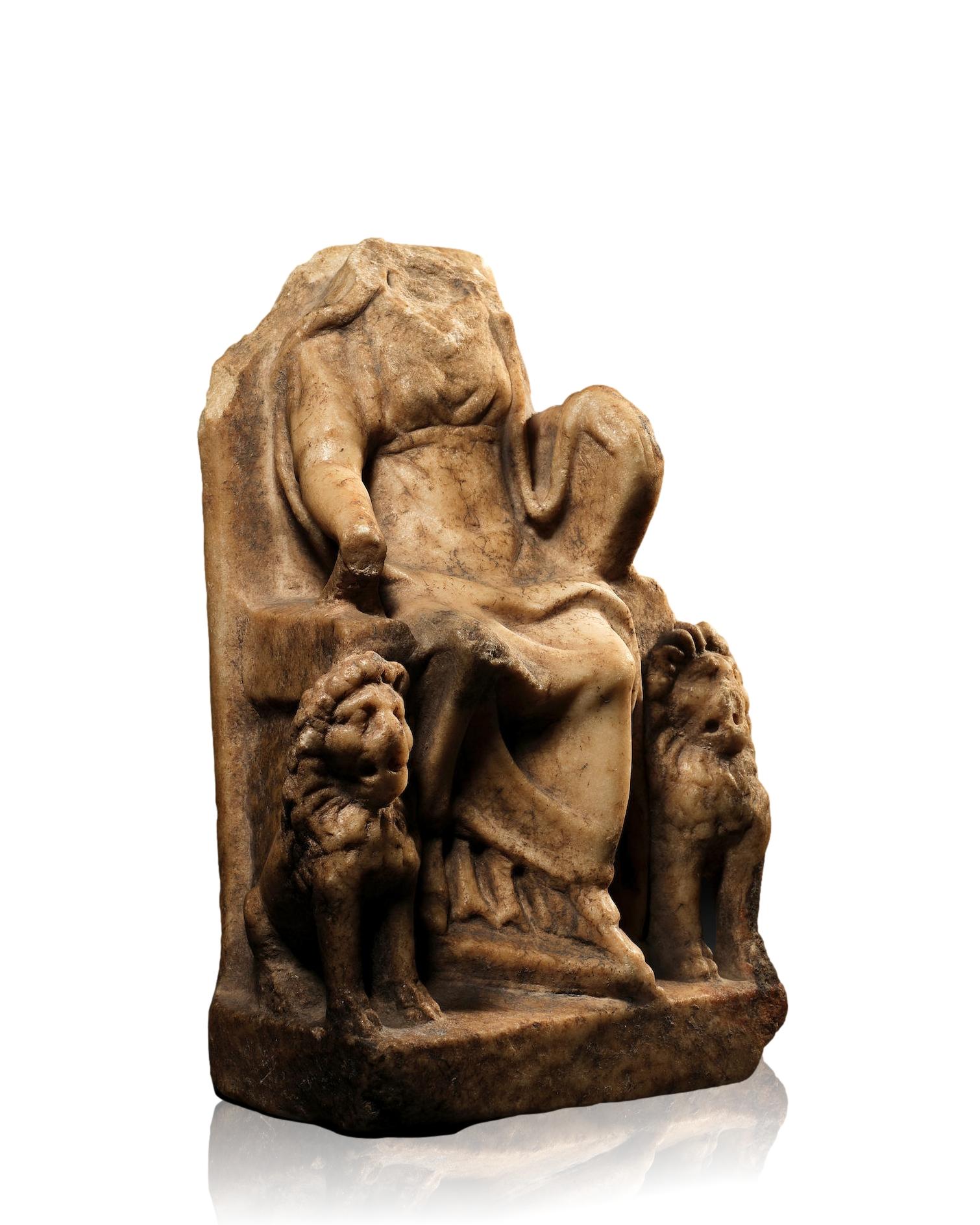 Statuette romaine en marbre de Cybèle trônant
 
Empire romain, vers le IIIe siècle après J.-C.
 
Dimensions : 21,5 × 14 × 9 cm.
 
Statuette en marbre finement sculptée représentant la déesse Cybèle, trônant et flanquée de ses deux lions