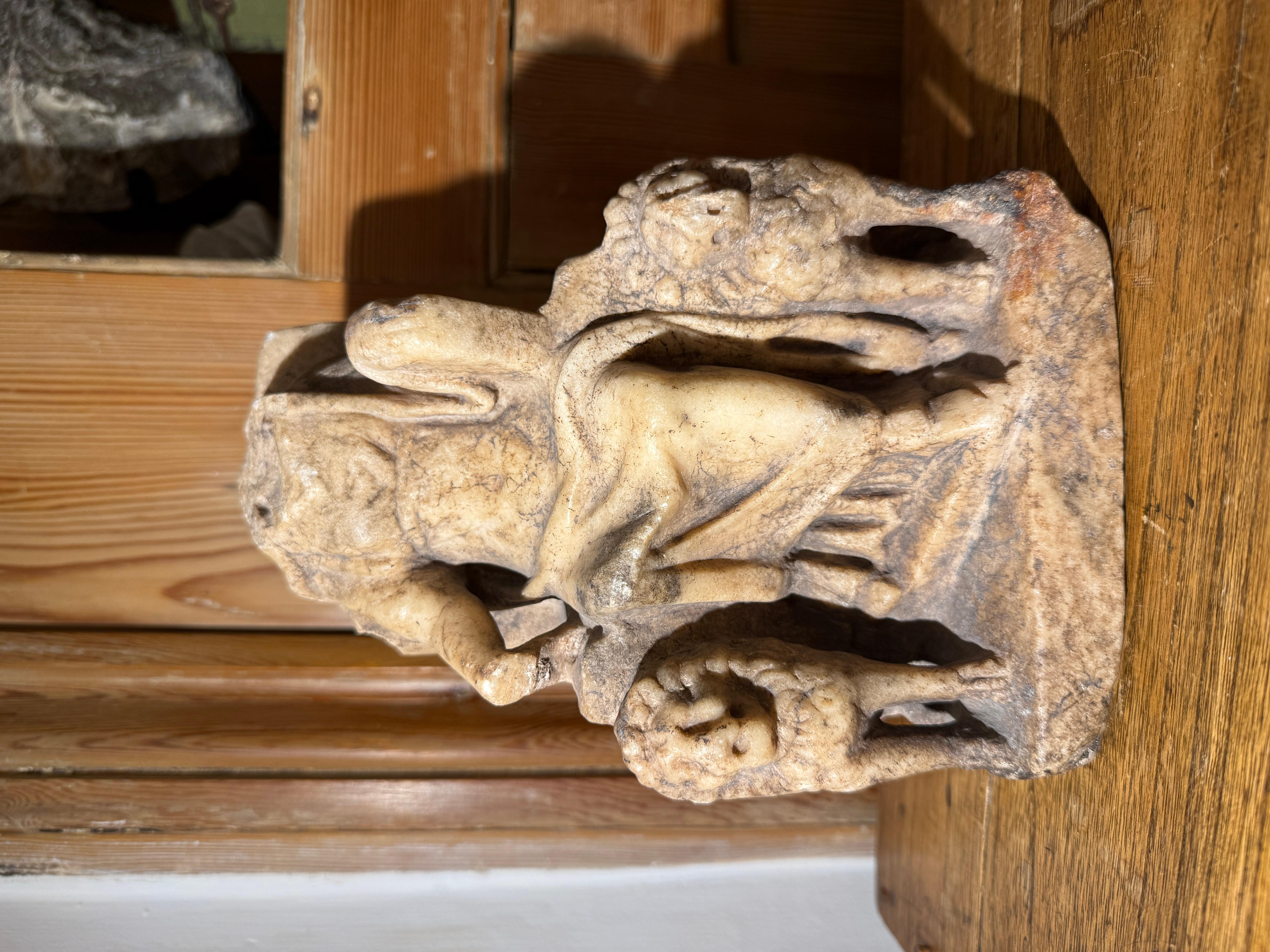 Statuette en marbre de Cybèle trônant, Empire romain, vers le IIIe siècle après J.-C. État moyen - En vente à London, GB