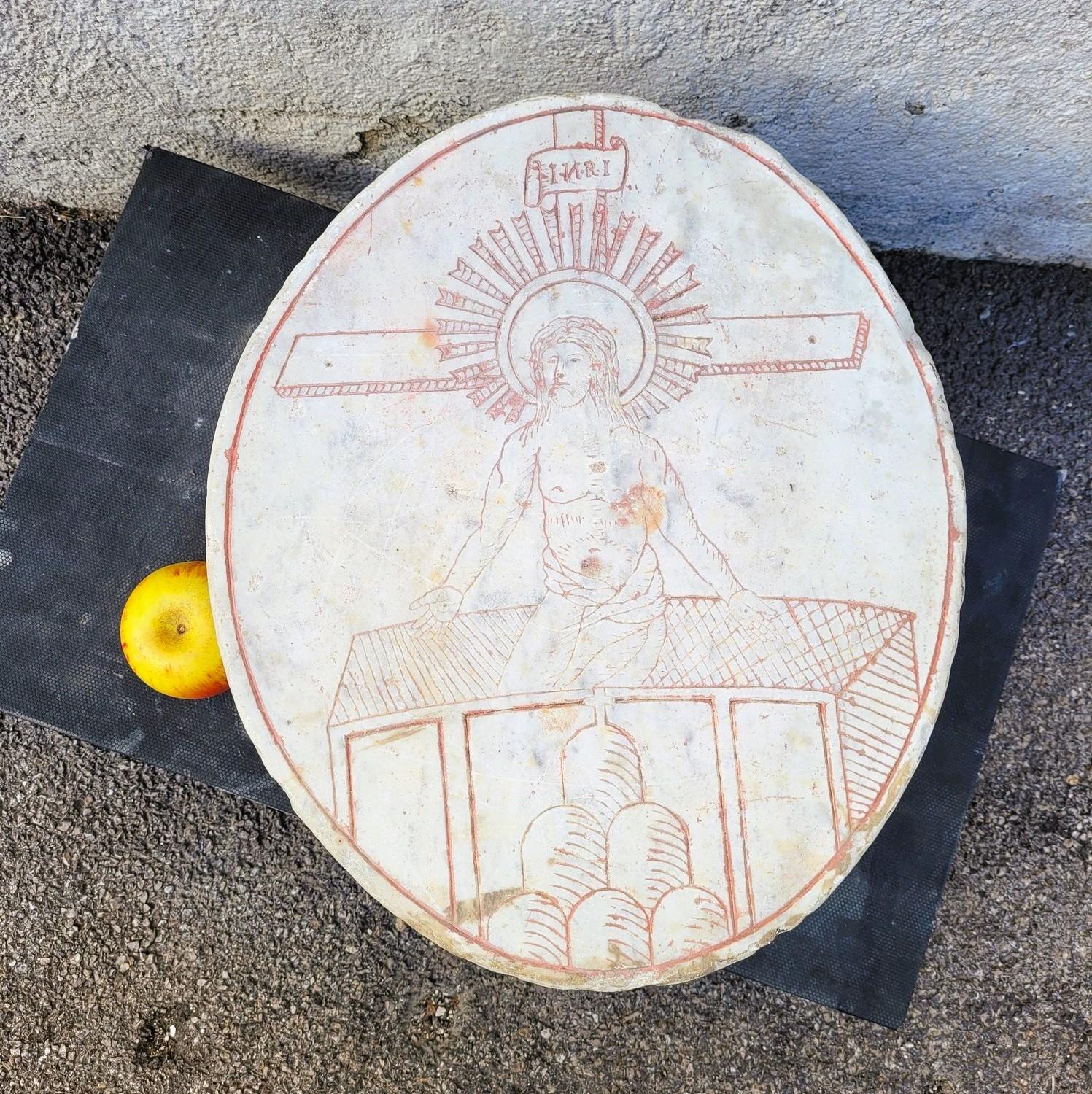 Steele ou bloc ovale de marbre blanc, gravé du motif du Christ de la Résurrection.  

 Ce type d'élément est visible  dans des chapelles en Italie, sous forme d'ex-votos, incrustés dans les murs ou le sol.  

Celui-ci n'a apparemment jamais été
