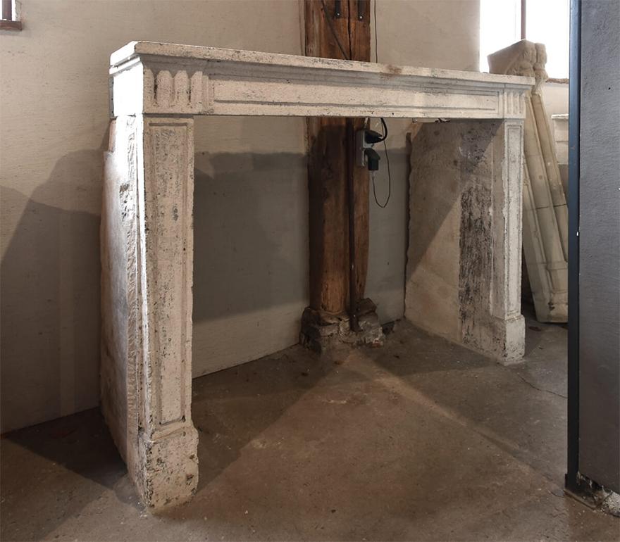 Antico caminetto in marmo francese in pietra del XVIII secolo da posizionare davanti al camino.

Per le dimensioni complete vedi l'ultima immagine.