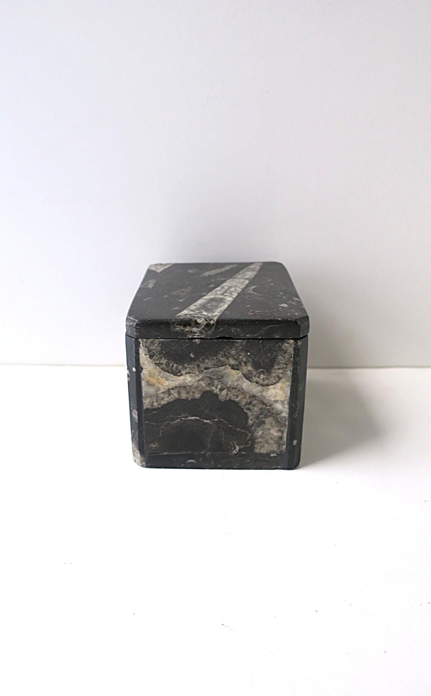 Boîte à bijoux en pierre de marbre anglais noir et blanc Bon état - En vente à New York, NY