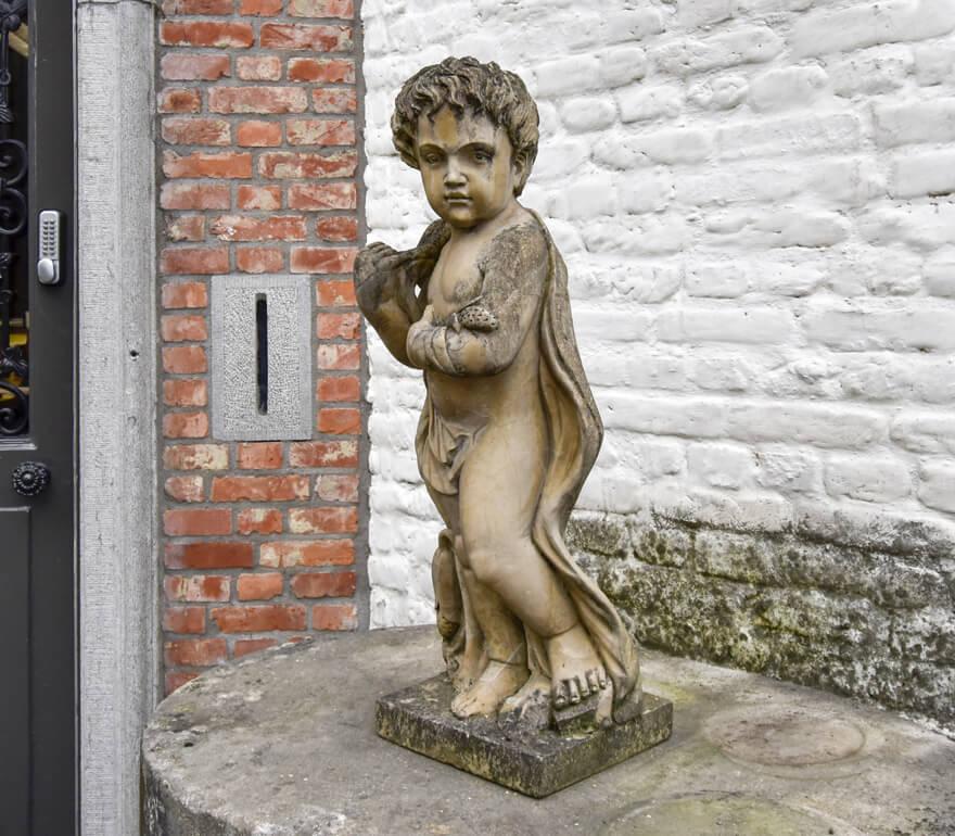 Schöne Marmorsteinstatue aus dem 19. Jahrhundert
von einem Jungen.