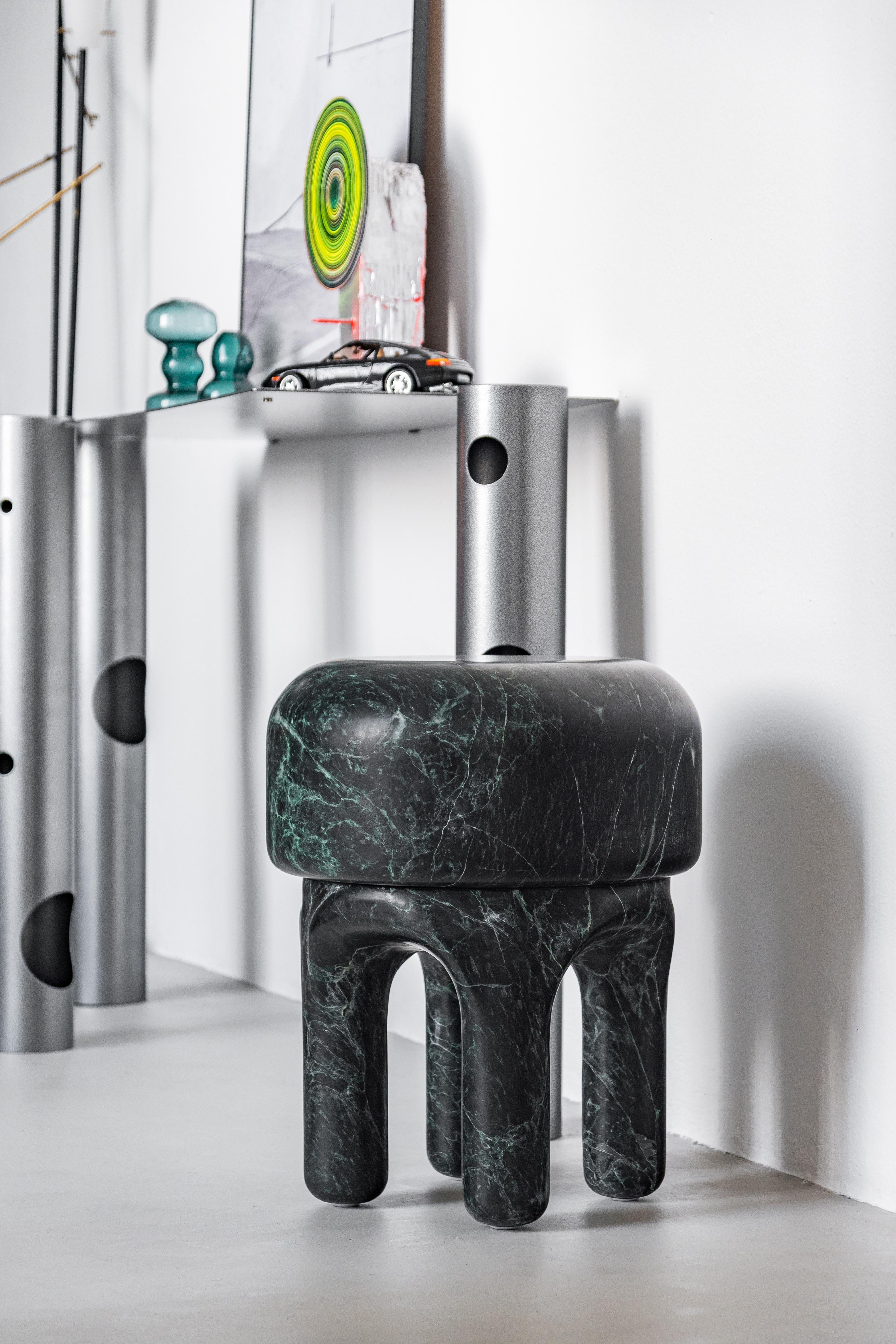 Taburete de mármol - Escultura, Diseño italiano contemporáneo de colección, verde Alpi Italiano en venta