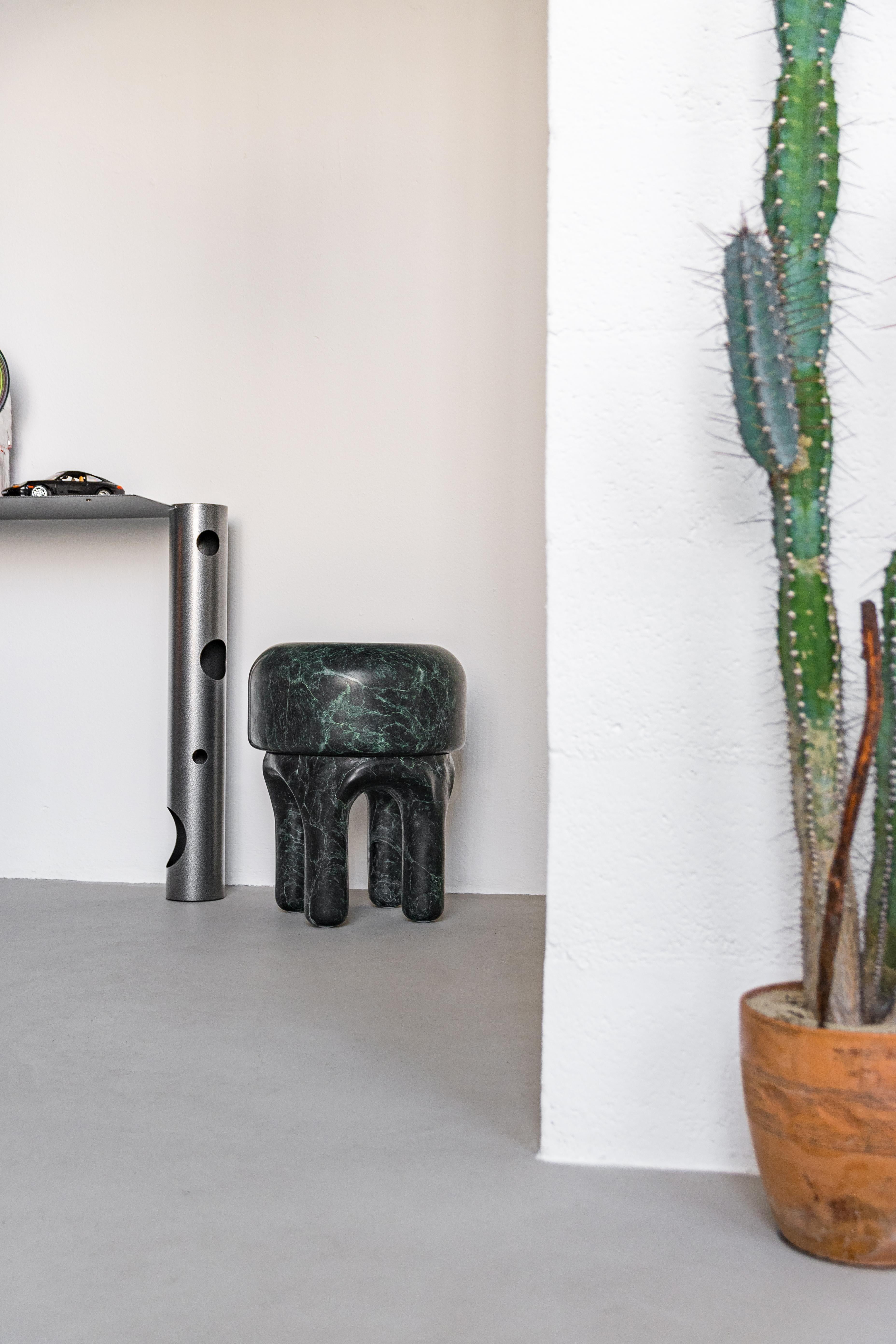 Taburete de mármol - Escultura, Diseño italiano contemporáneo de colección, verde Alpi Tallado a mano en venta