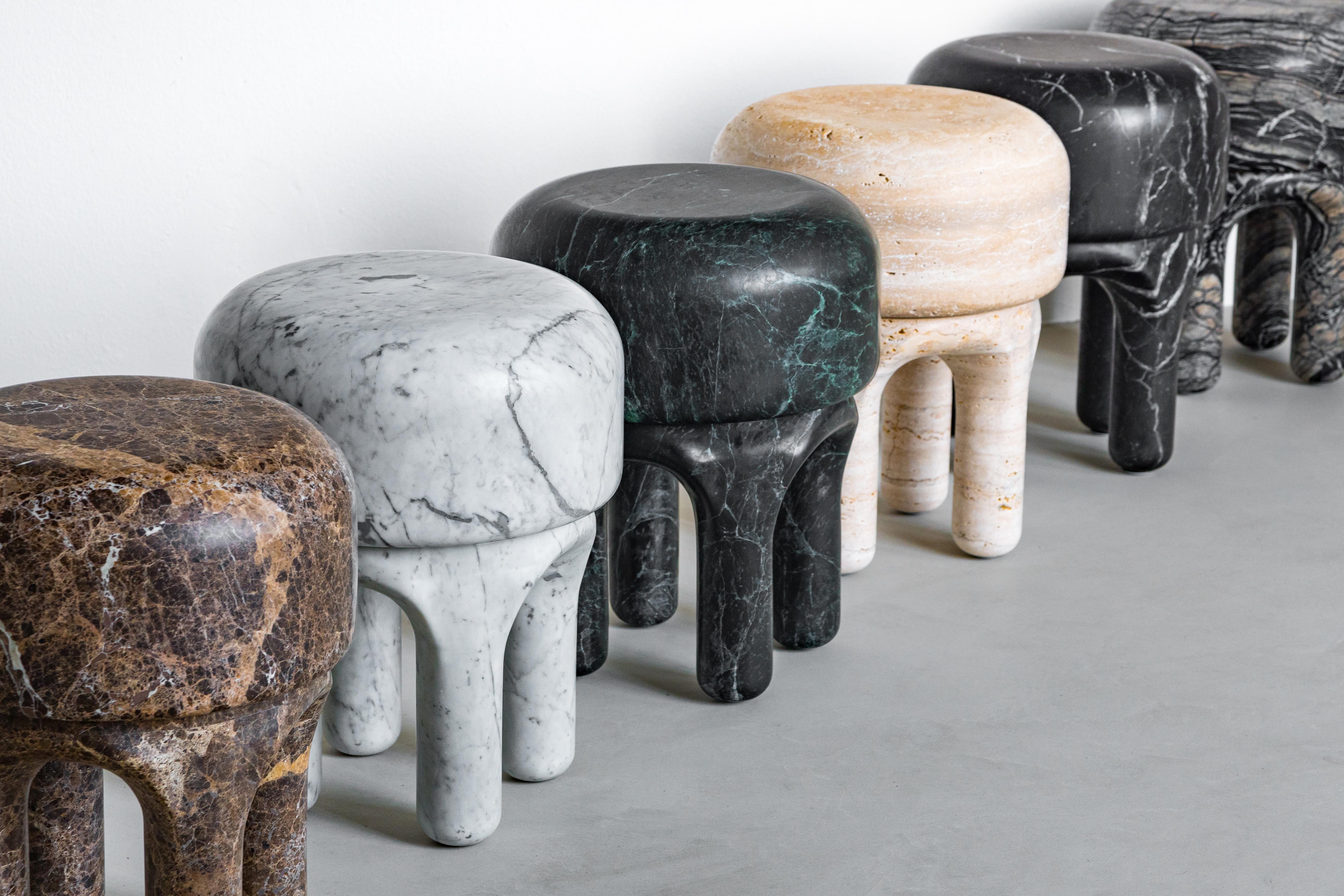 Taburete de mármol - Escultura, Diseño italiano contemporáneo de colección, verde Alpi Mármol en venta