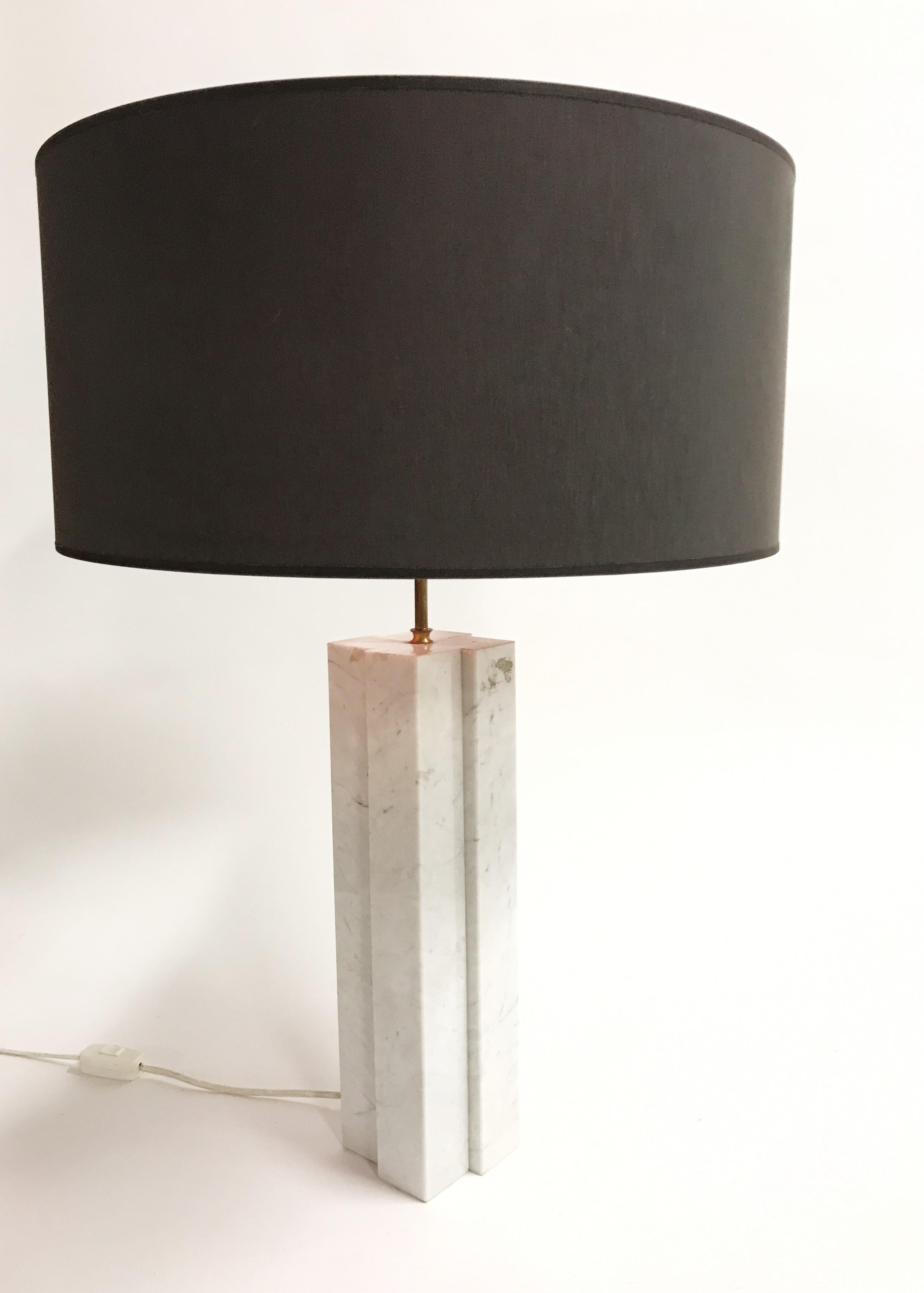 Beautiful solid marble table lamp by Florence Knoll for Knoll International.

Elegant and timeless piece.

New large shade makes the lamp fully comes to it's right.

Beautiful vained marble.

Tested and ready to use with a regular E27 light