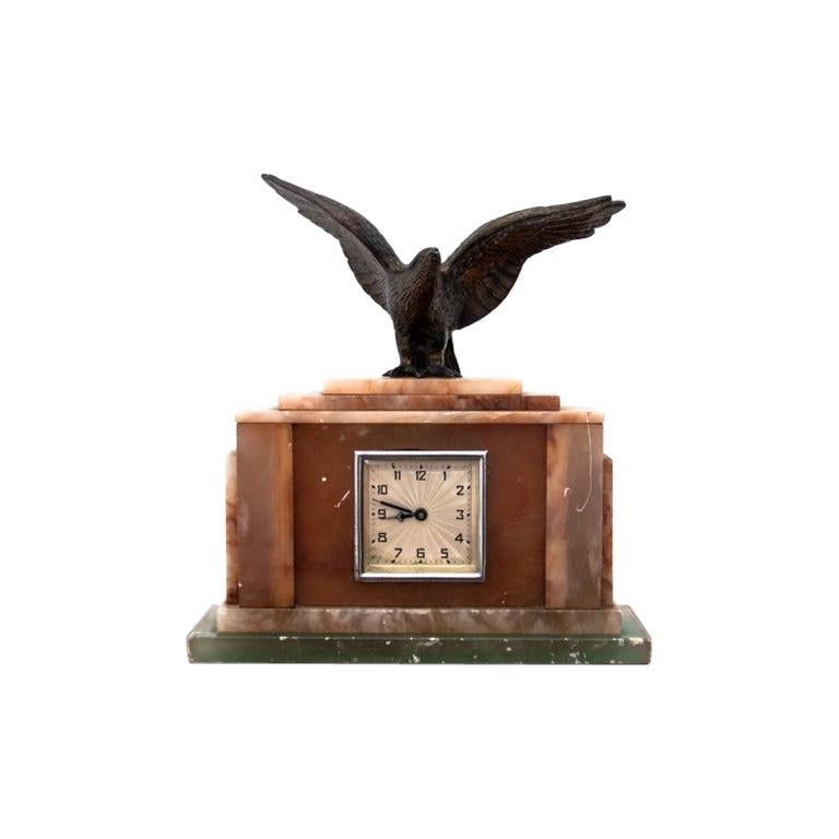 Horloge de table en marbre avec sculpture d'oiseau:: Allemagne:: 1950