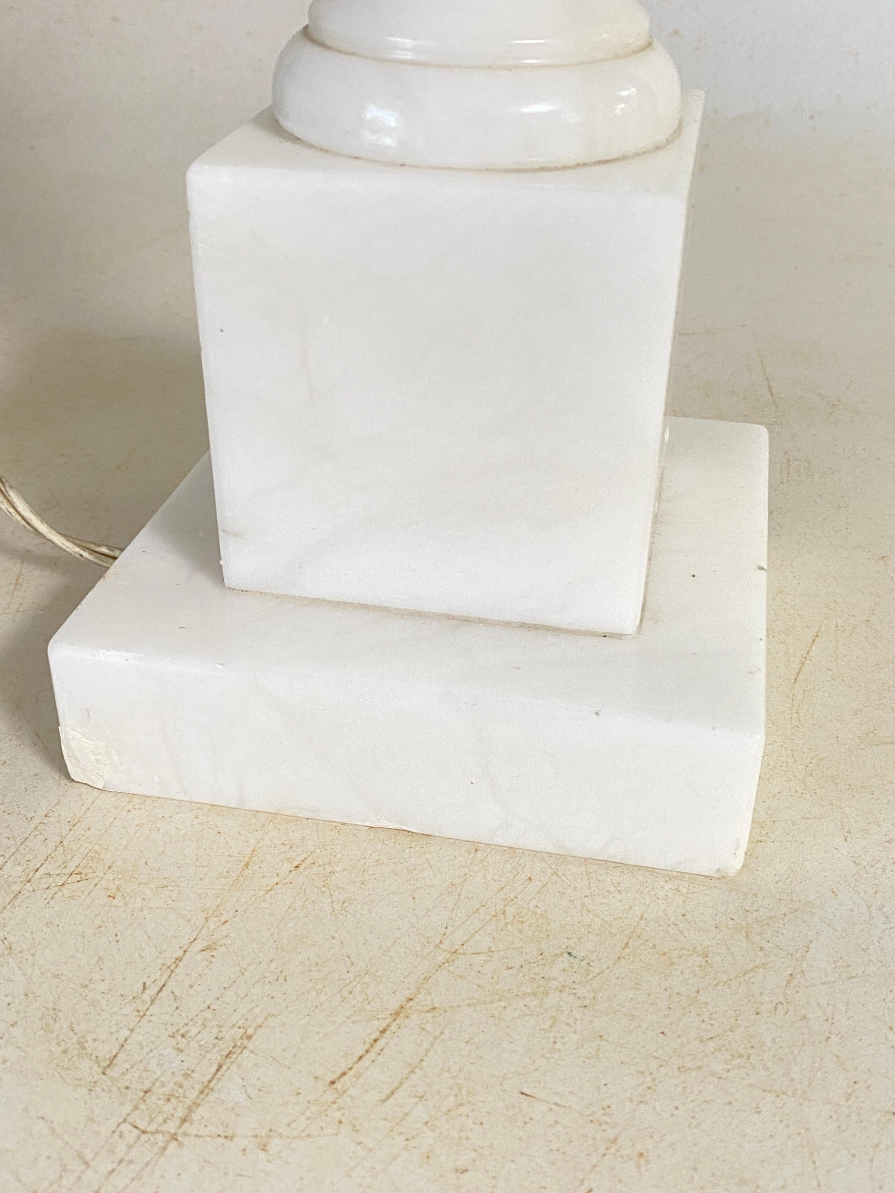 Classique américain  Lampe de table en marbre France 20e siècle en vente