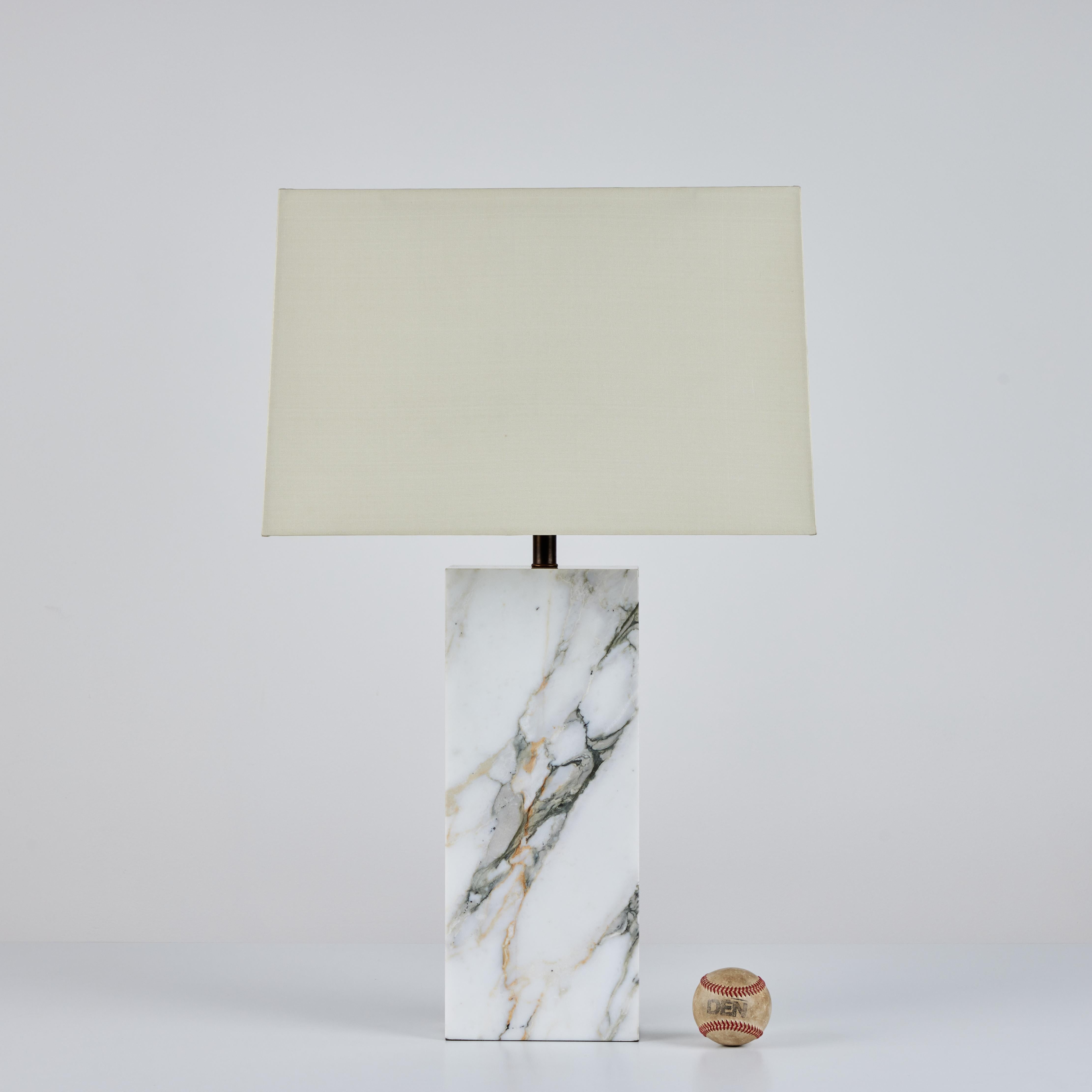 Tischlampe aus Marmor im Stil von T.H. Robsjohn-Gibbings (amerikanisch) im Angebot