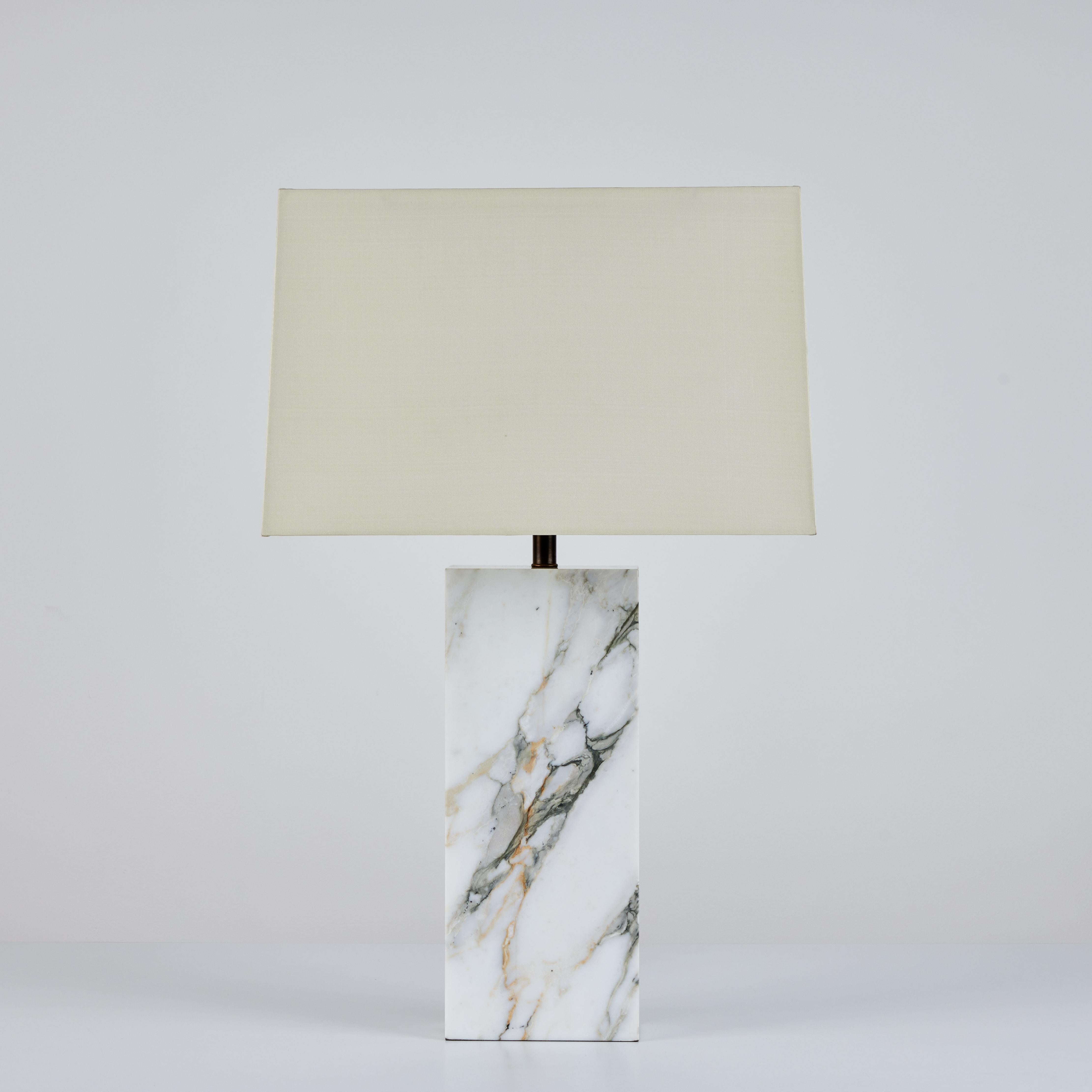 Tischlampe aus Marmor im Stil von T.H. Robsjohn-Gibbings (20. Jahrhundert) im Angebot