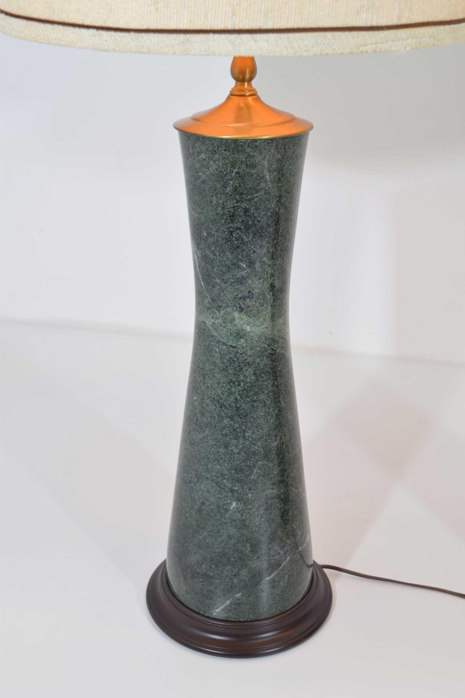 Precioso par de lámparas de sobremesa de mármol de color verde azulado con adornos de latón. Las medidas son hasta la parte superior del arpa y el diámetro es para la sombra.