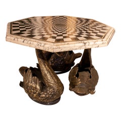 Mesa de mármol con incrustaciones geométricas de piedra y bases