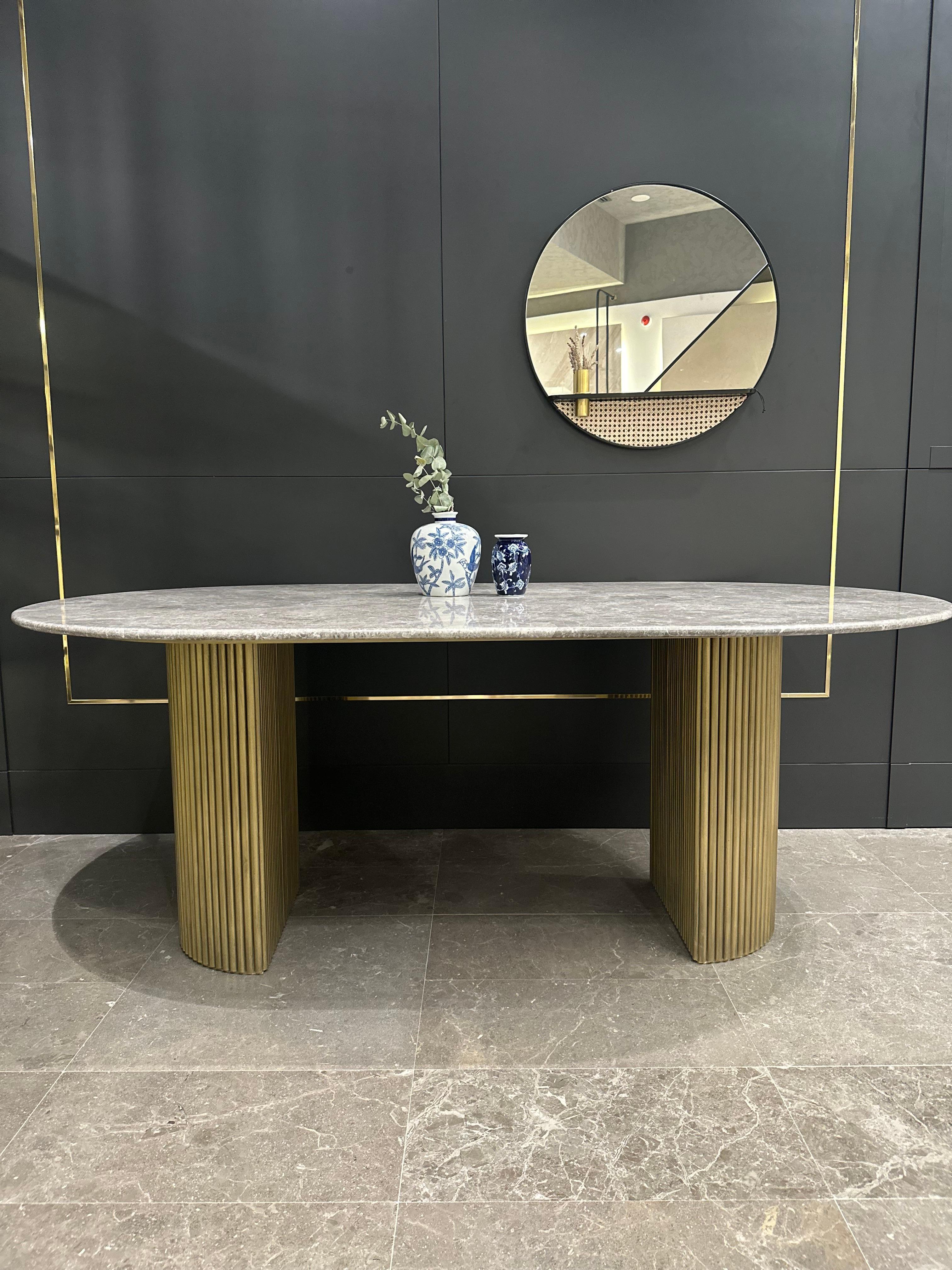 Mid-Century Modern Table en marbre avec pieds en bois en vente