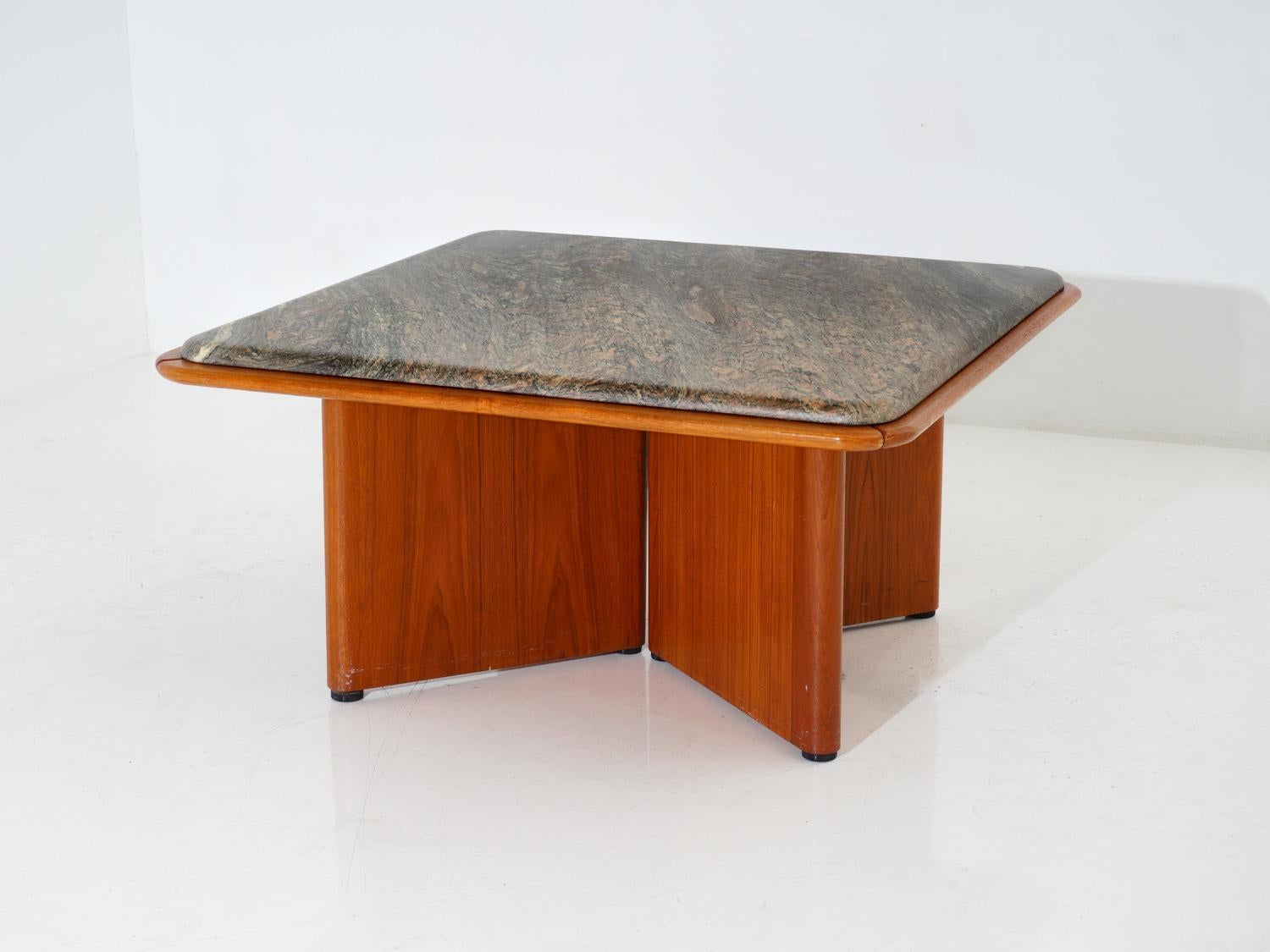 Cette table basse en marbre et teck vous permettra d'améliorer la qualité de votre salon. Ce mélange parfait de marbre élégant et de teck frais apporte une touche de style à votre espace.

- 17 