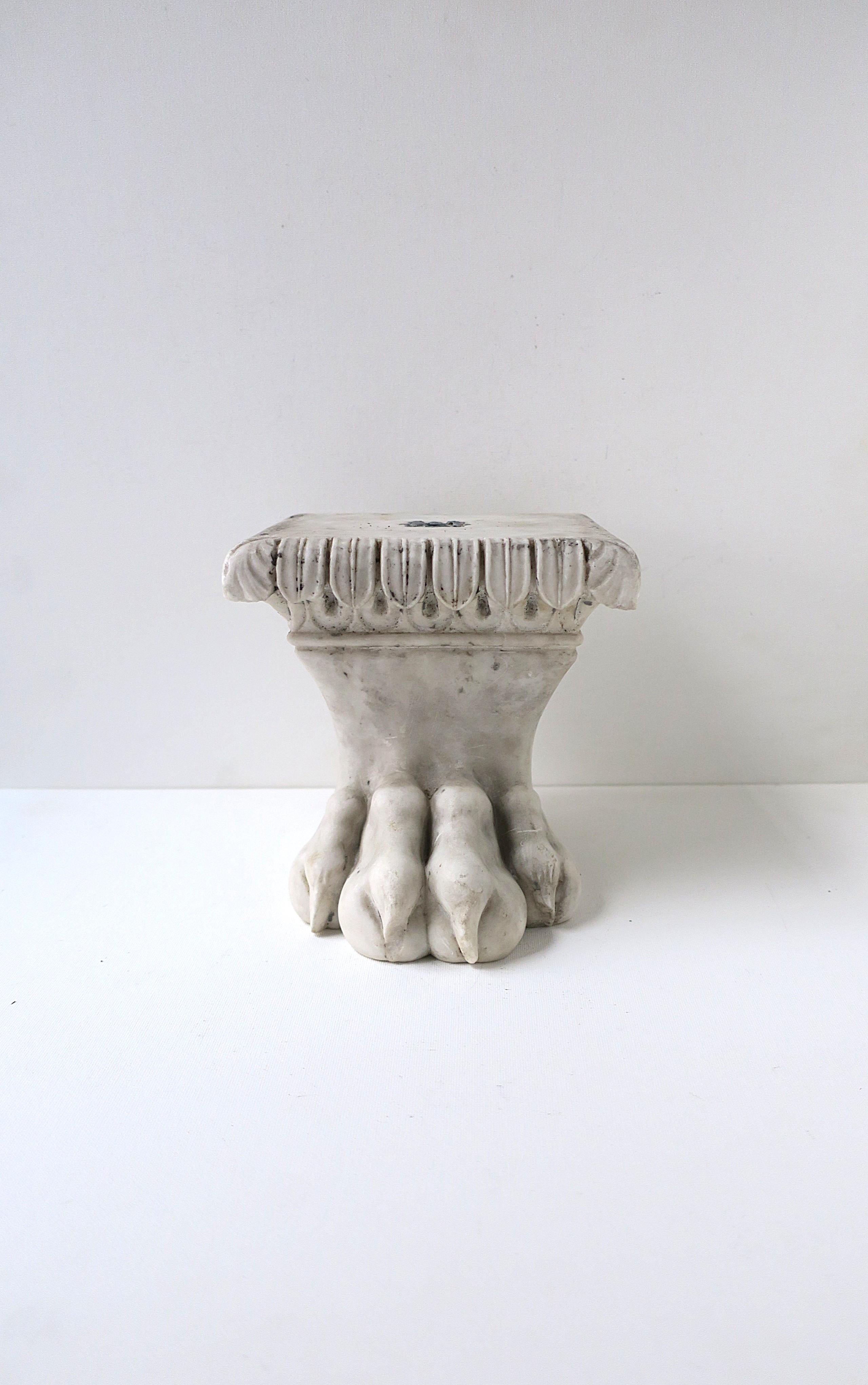 Important élément architectural en marbre avec patte de lion tigré, datant du XXe siècle ou d'avant. La pièce a un dessus plat avec un bord décoratif autour et une patte de lion tigre chat détaillée avec des ongles. Utilisé comme élément décoratif,