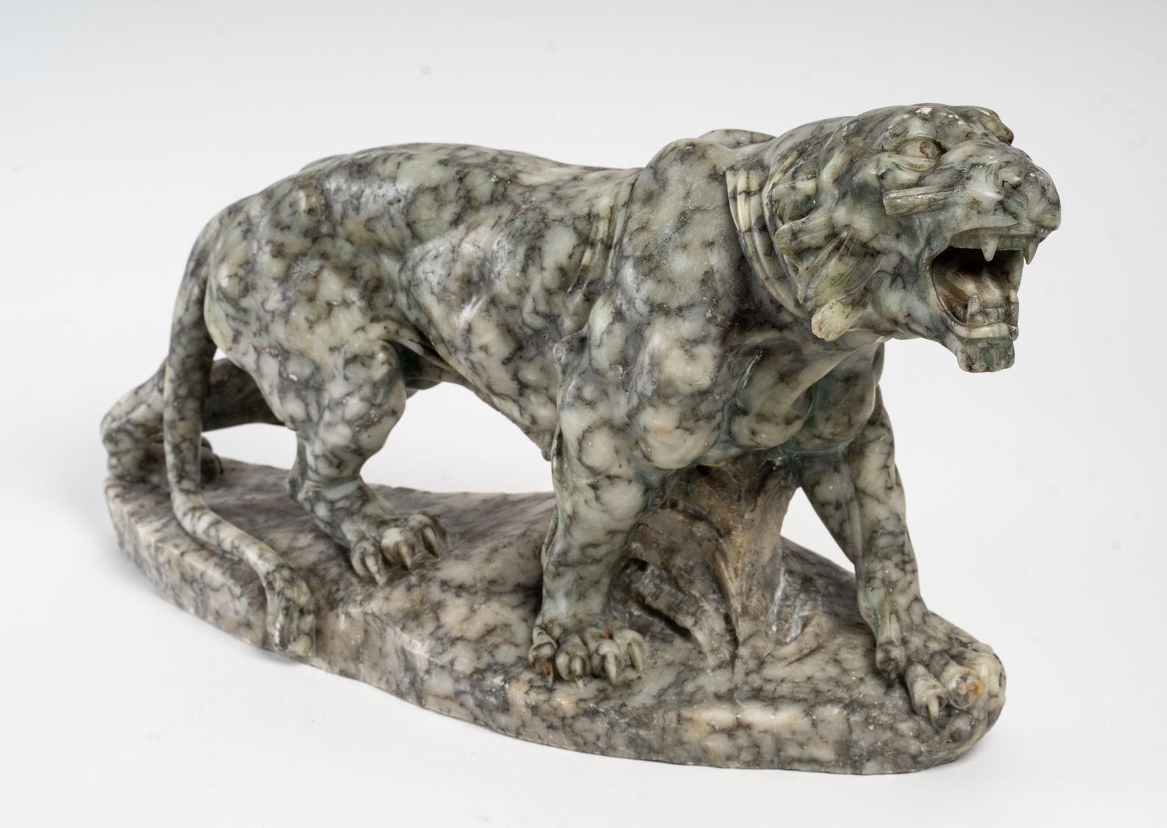 Marble tiger sculpture, 20th century.
Measures: H 32 cm, W 57 cm, D 14 cm.