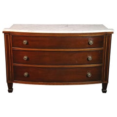 Commode de style Régence à dessus marbré et incrusté de laiton:: vers 1940