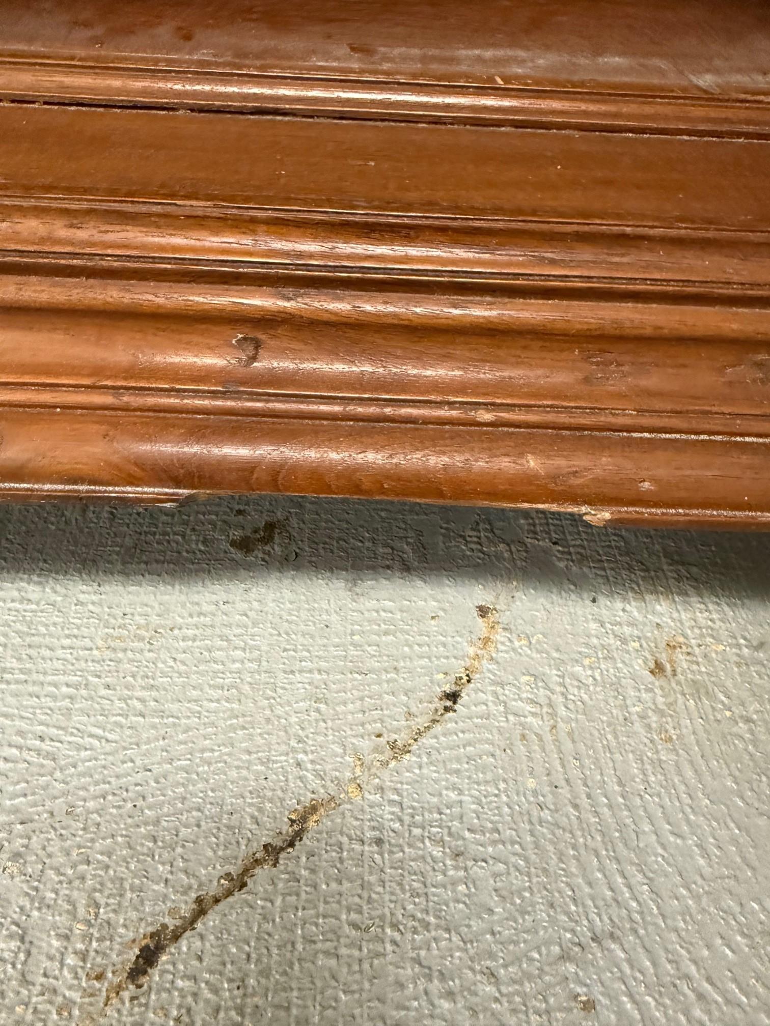 Geschnitzter Nachttisch mit Marmorplatte oder Schrank mit Schublade und Tür im Angebot 6