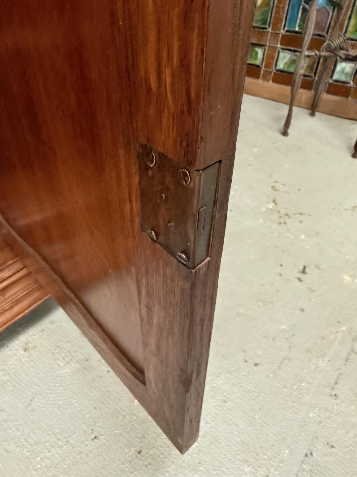 Geschnitzter Nachttisch mit Marmorplatte oder Schrank mit Schublade und Tür im Angebot 7