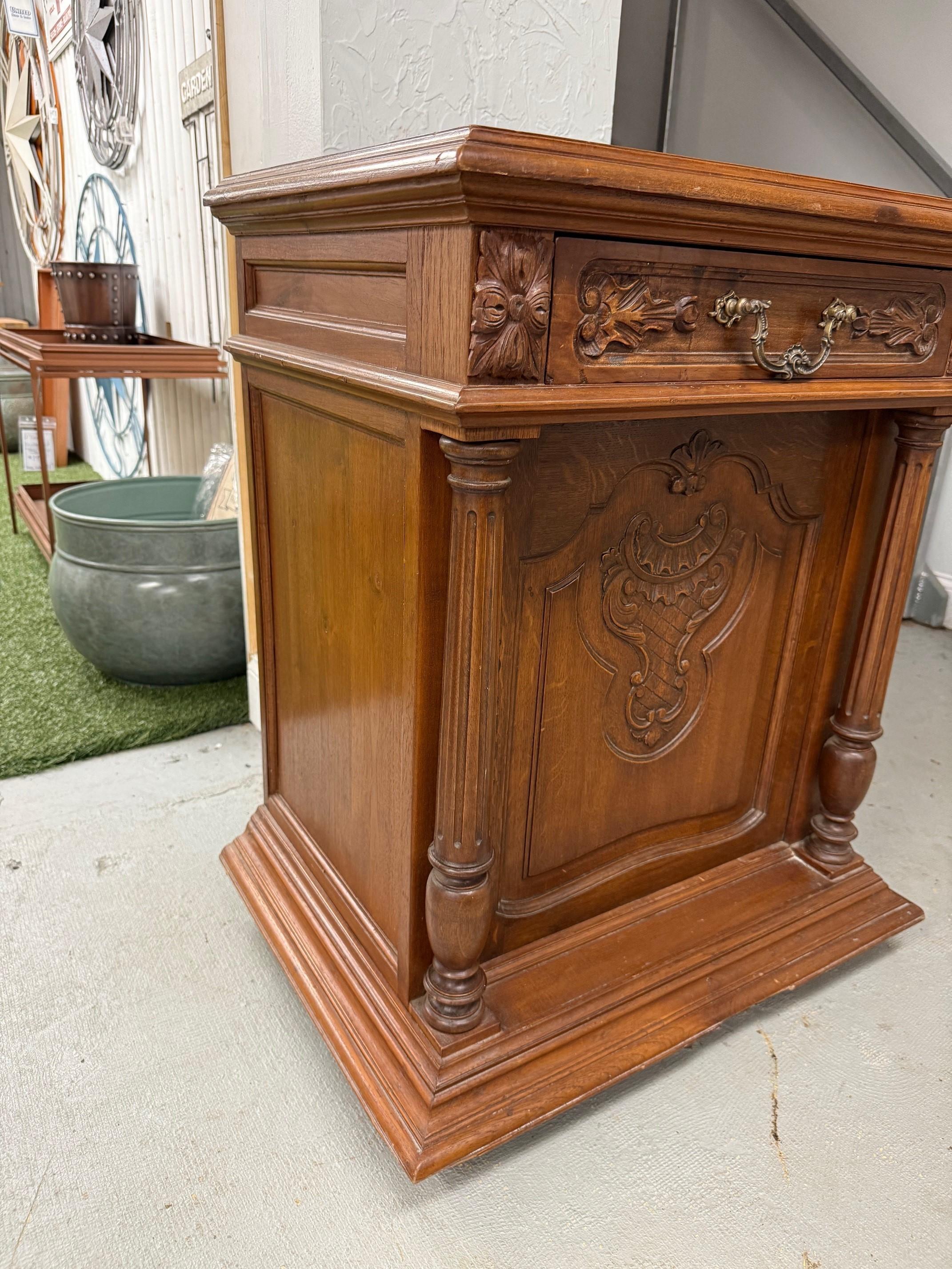 Geschnitzter Nachttisch mit Marmorplatte oder Schrank mit Schublade und Tür im Angebot 8