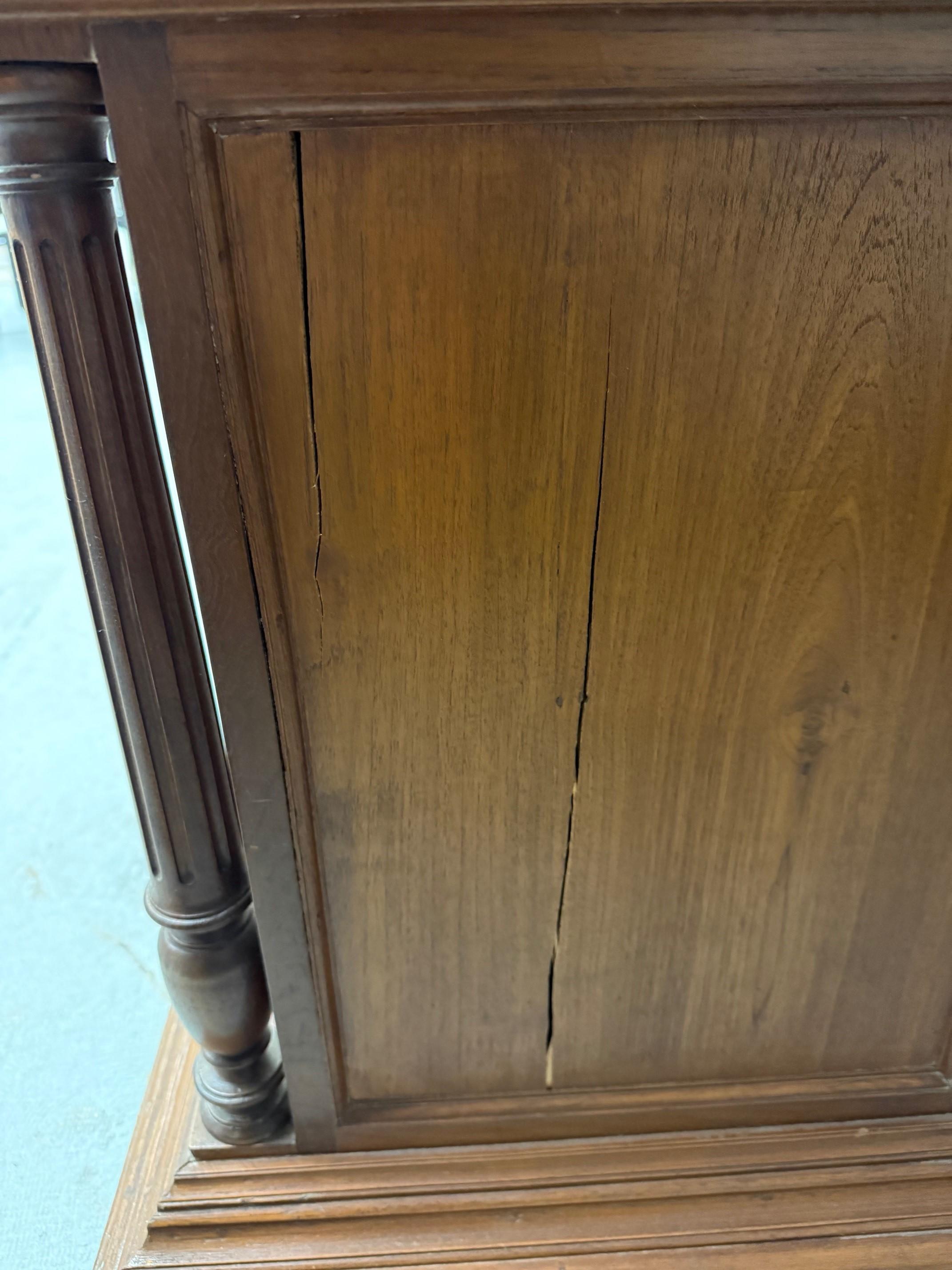 Geschnitzter Nachttisch mit Marmorplatte oder Schrank mit Schublade und Tür im Angebot 15