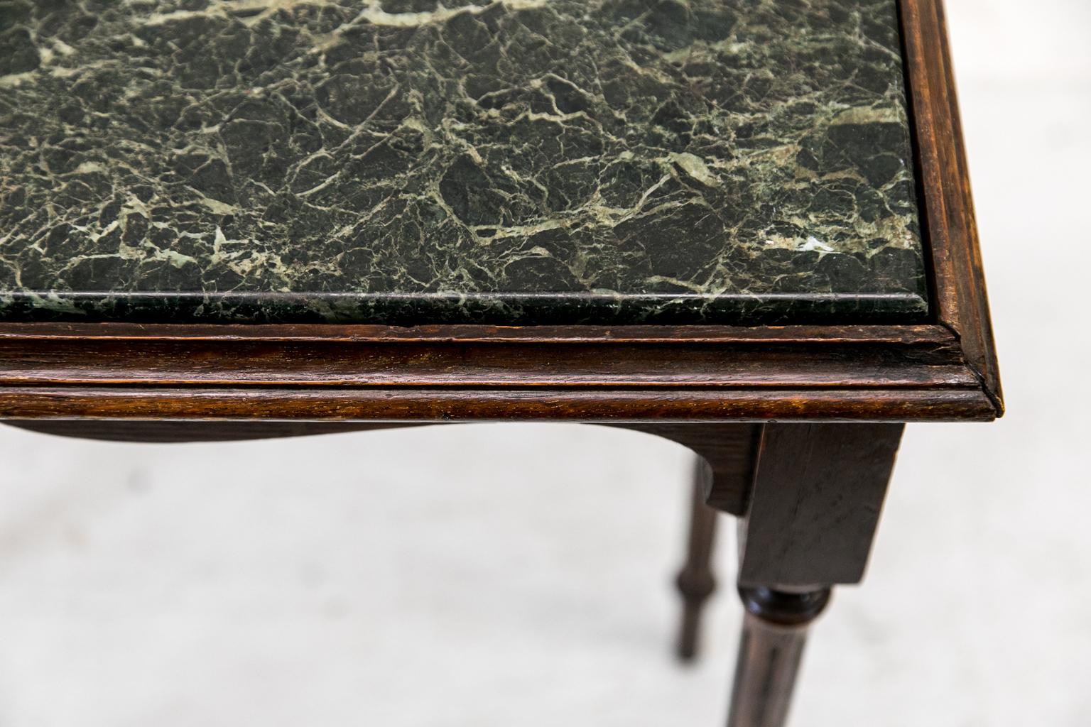 Anglais Table centrale à plateau en marbre en vente