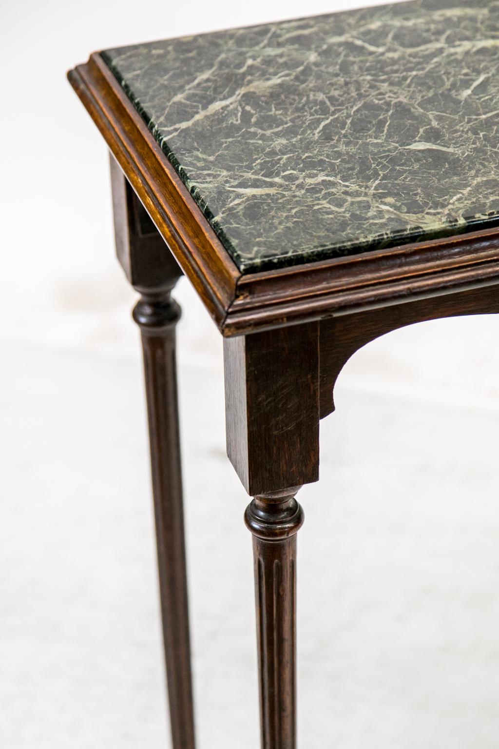 Milieu du XIXe siècle Table centrale à plateau en marbre en vente