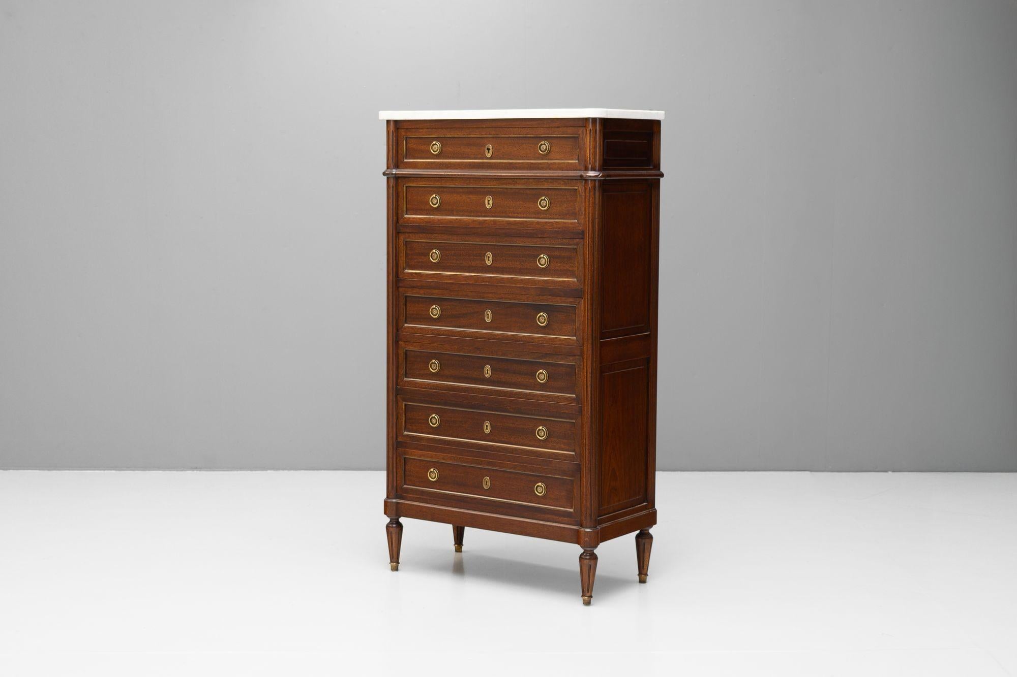 Semainiere francese in mogano con piano in marmo. Circa 1950.


H. 140cm x L. 79cm x P. 39cm