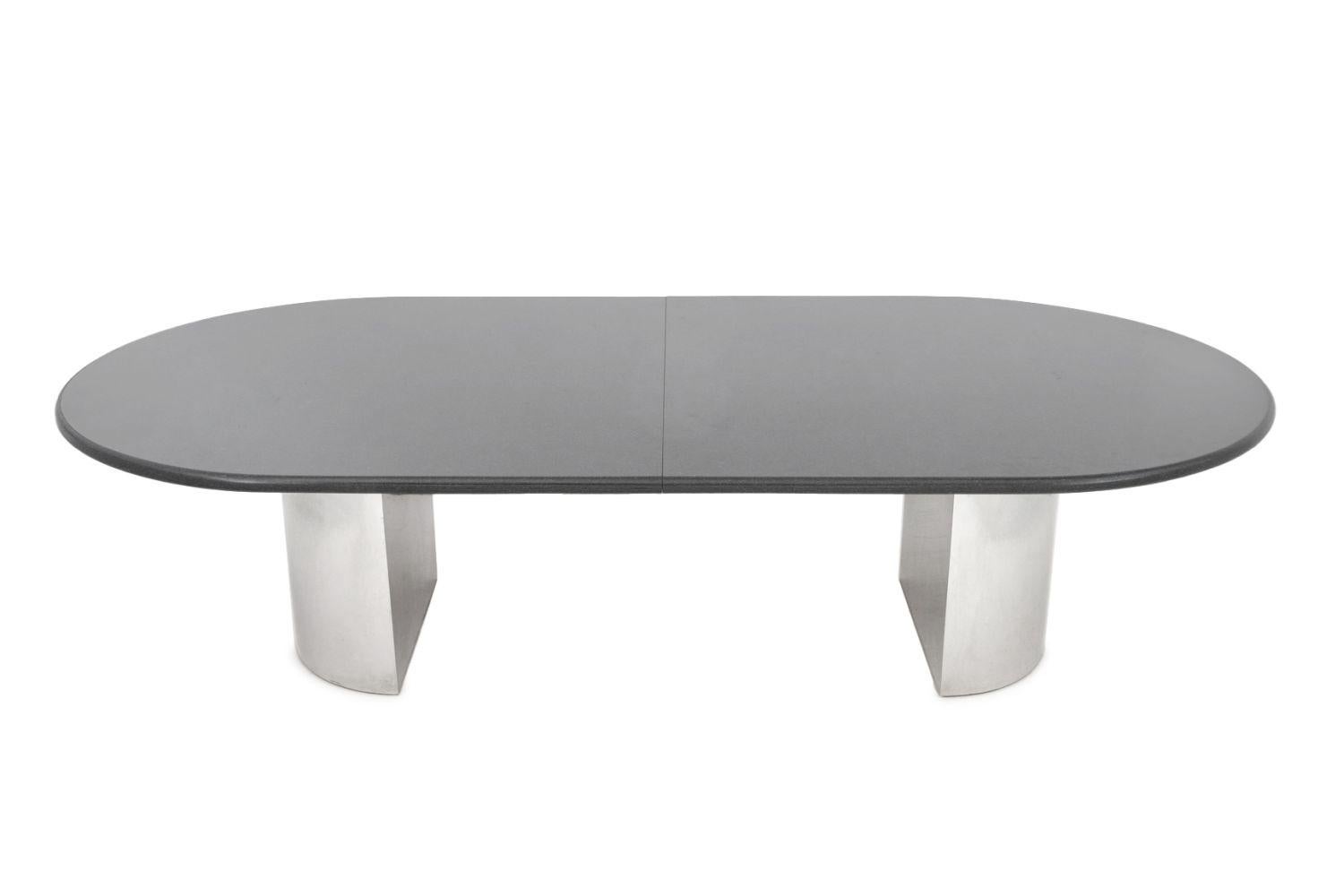 Table de salle à manger à double piédestal en chrome avec dessus en marbre noir. 31