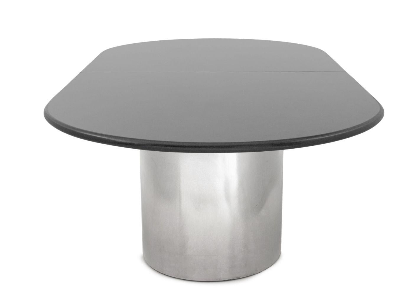 Table de salle à manger à double piédestal en chrome avec plateau en marbre en vente 1