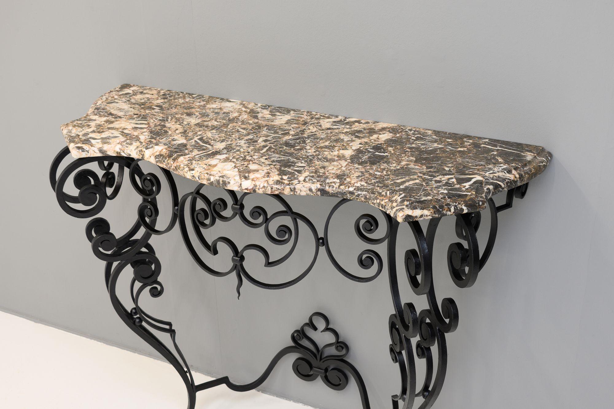 Mid-century shaped marble top console on decorative wrought iron base ( repainted ). Circa 1950.


H 88cm x W 110cm x D 41cm