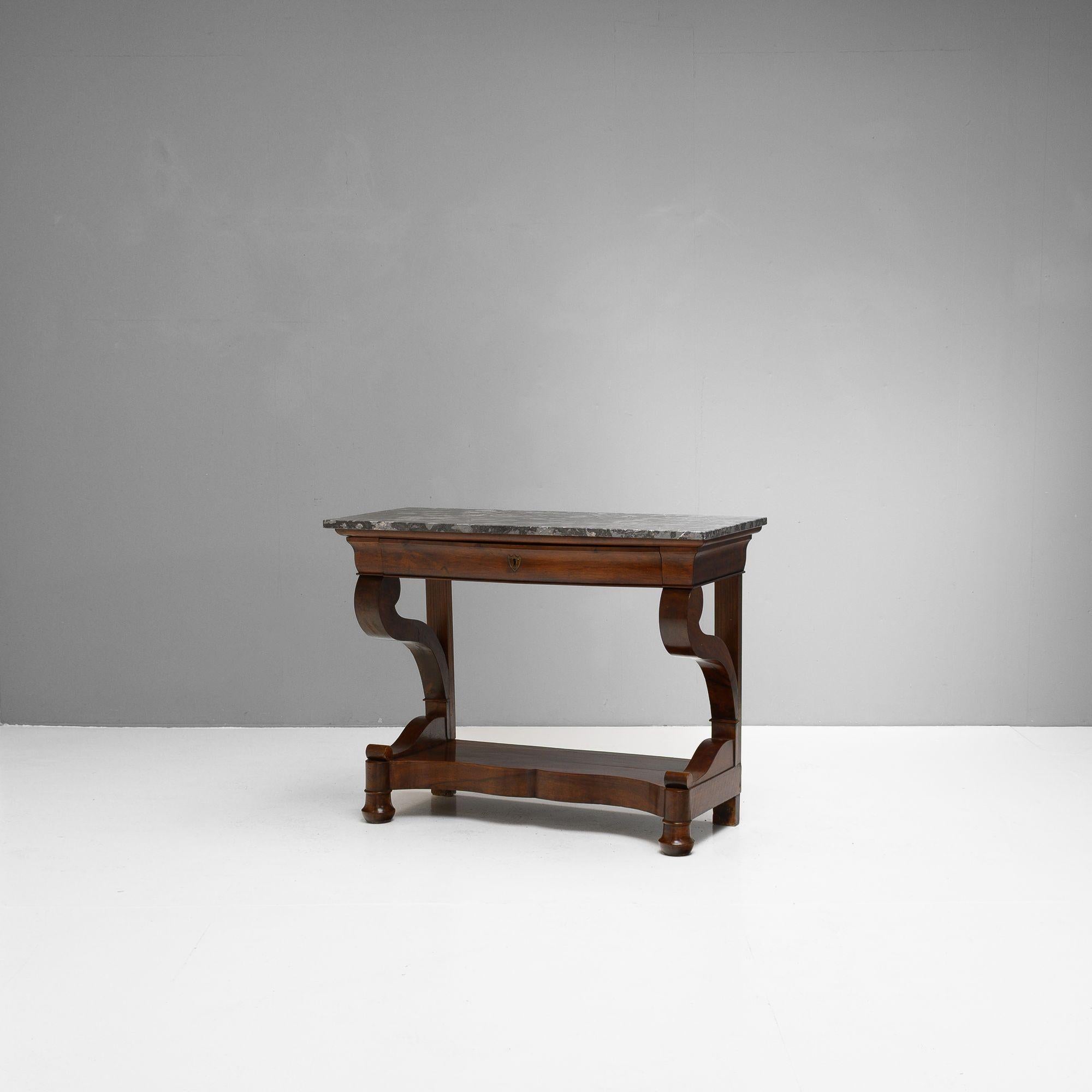 Französischer Konsolentisch aus Nussbaum mit originaler Marmorplatte.
Frankreich um 1870.
H 87cm x B 113cm x T 50cm
Bitte kontaktieren Sie uns, um ein genaues Angebot für den Versand zu erhalten.