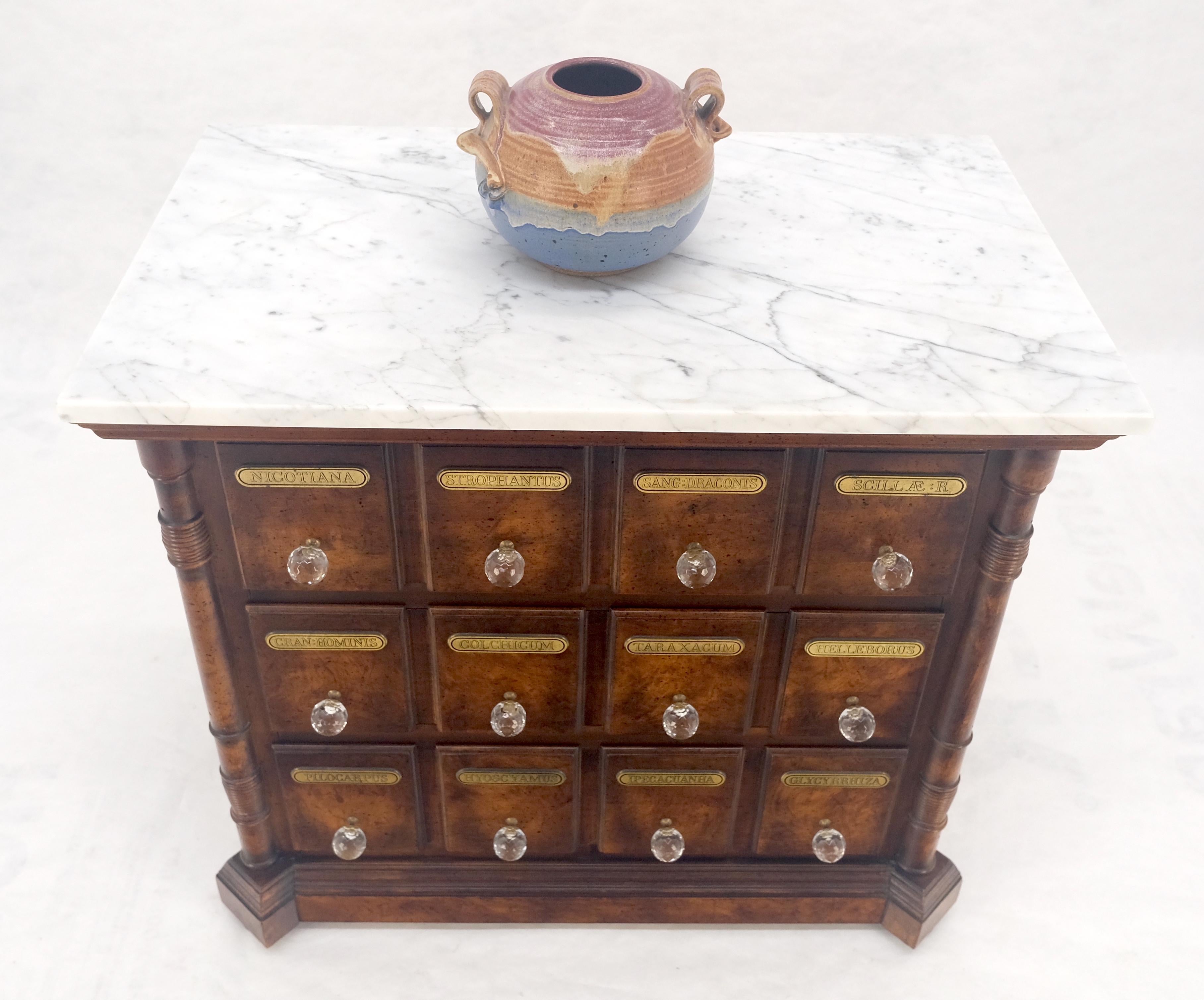 XX secolo Cassetti con piano in marmo, cassetti in legno di radica, cassetti decorativi con sfere di cristallo, cassettone per scapoli e ammogliati MINT in vendita