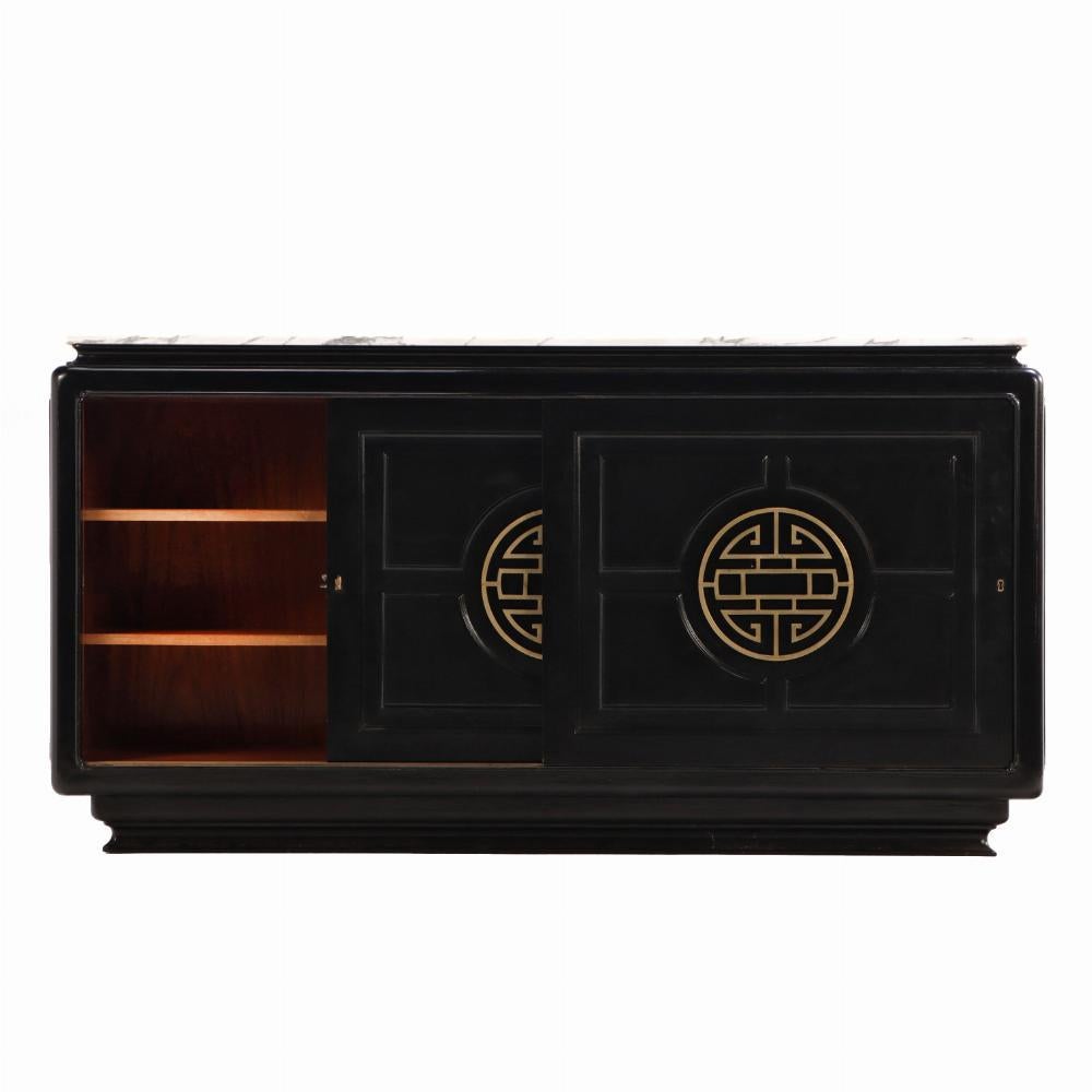 XX secolo Credenza con piano in marmo ebanizzato alla maniera di James Mont, C. 1950. in vendita