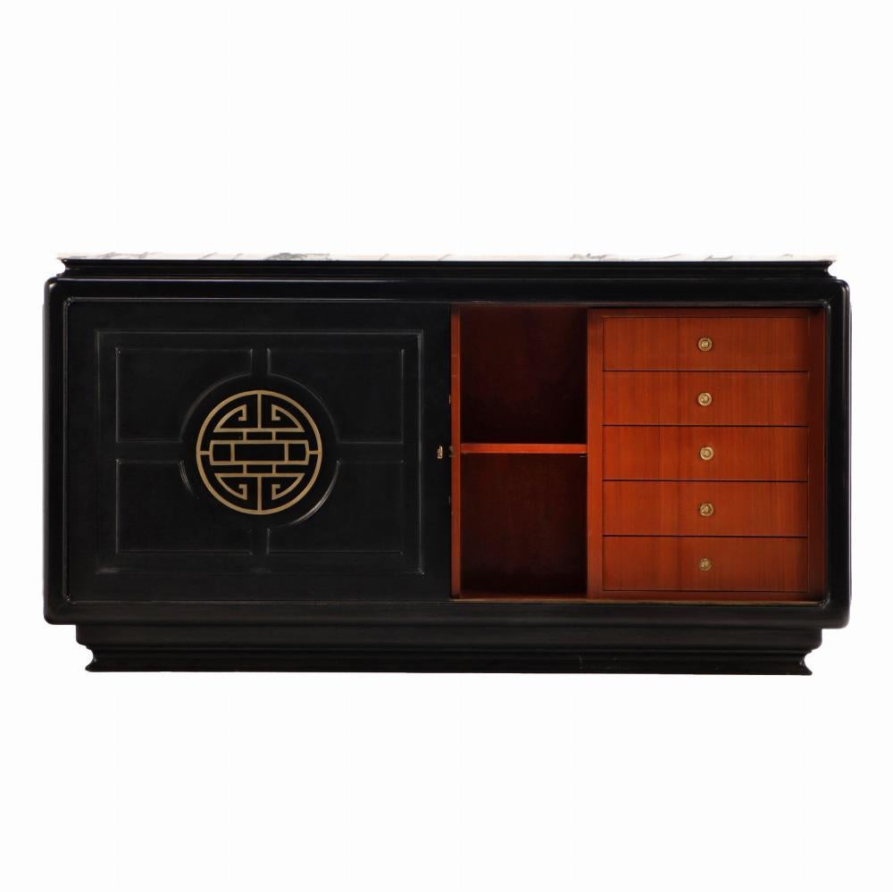 Bronzo Credenza con piano in marmo ebanizzato alla maniera di James Mont, C. 1950. in vendita