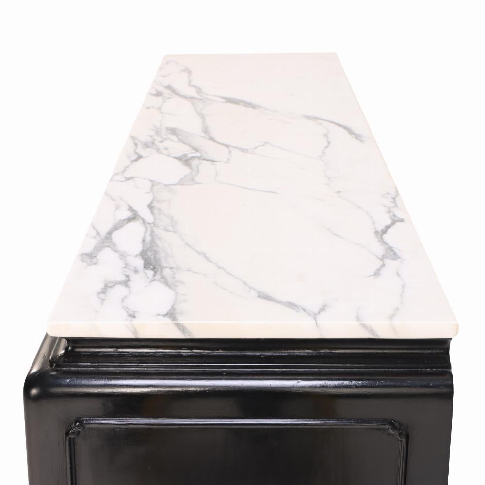Credenza con piano in marmo ebanizzato alla maniera di James Mont, C. 1950. in vendita 1