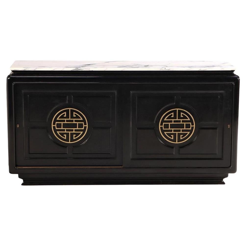 Credenza con piano in marmo ebanizzato alla maniera di James Mont, C. 1950. in vendita
