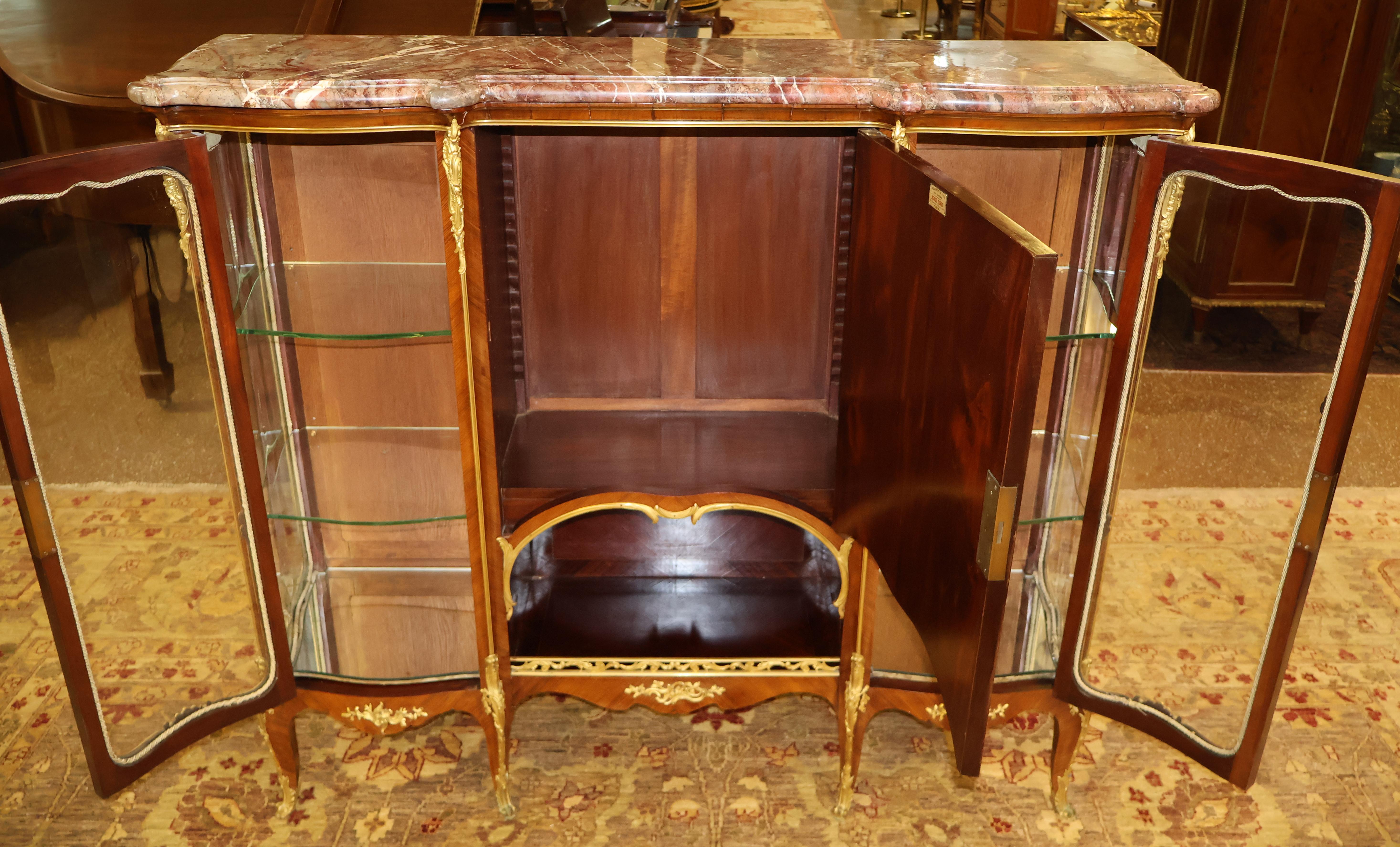 Vitrina francese con piano in marmo e intarsio in legno di Re attribuita a Link in vendita 3