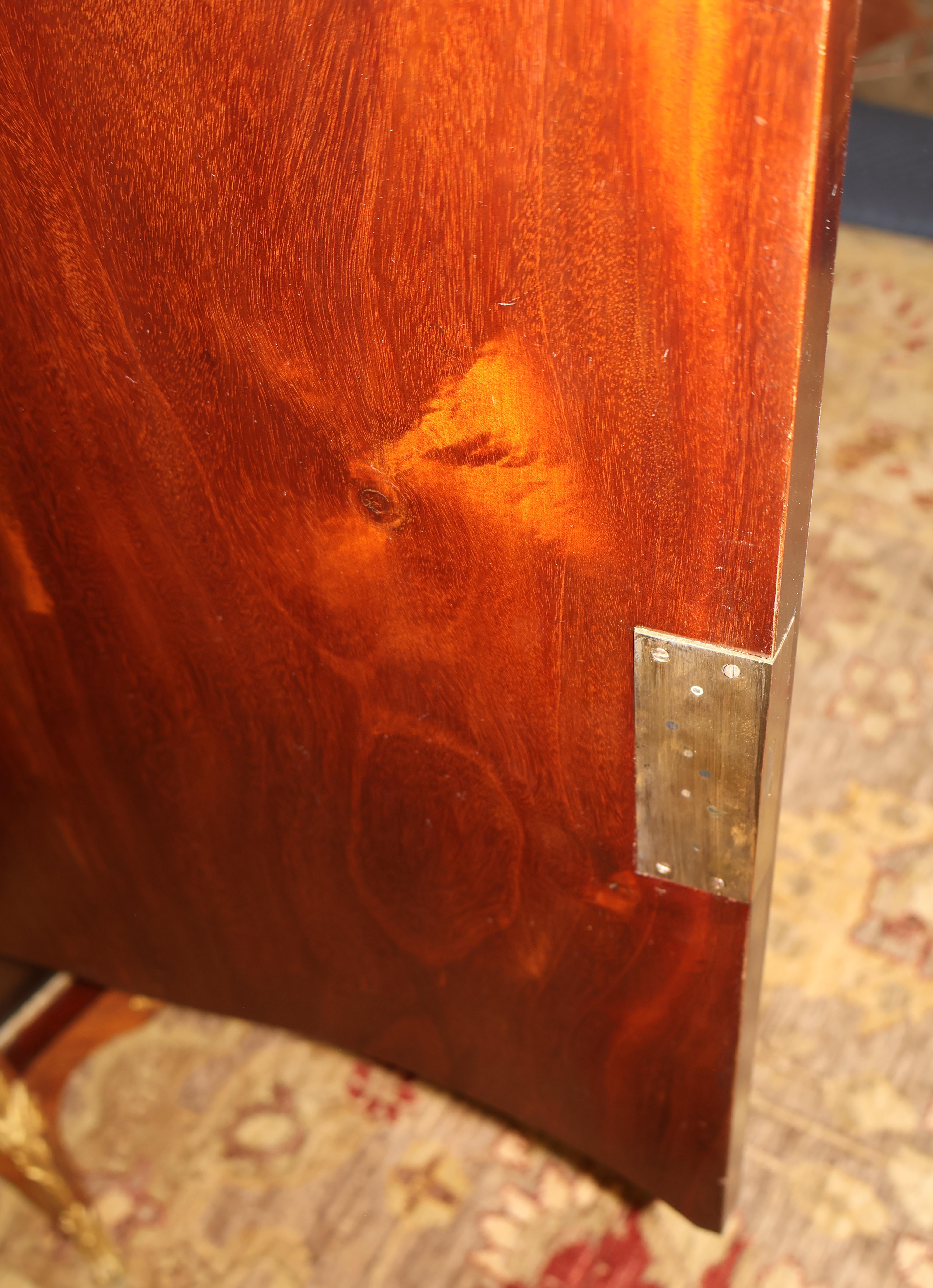Vitrina francese con piano in marmo e intarsio in legno di Re attribuita a Link in vendita 4