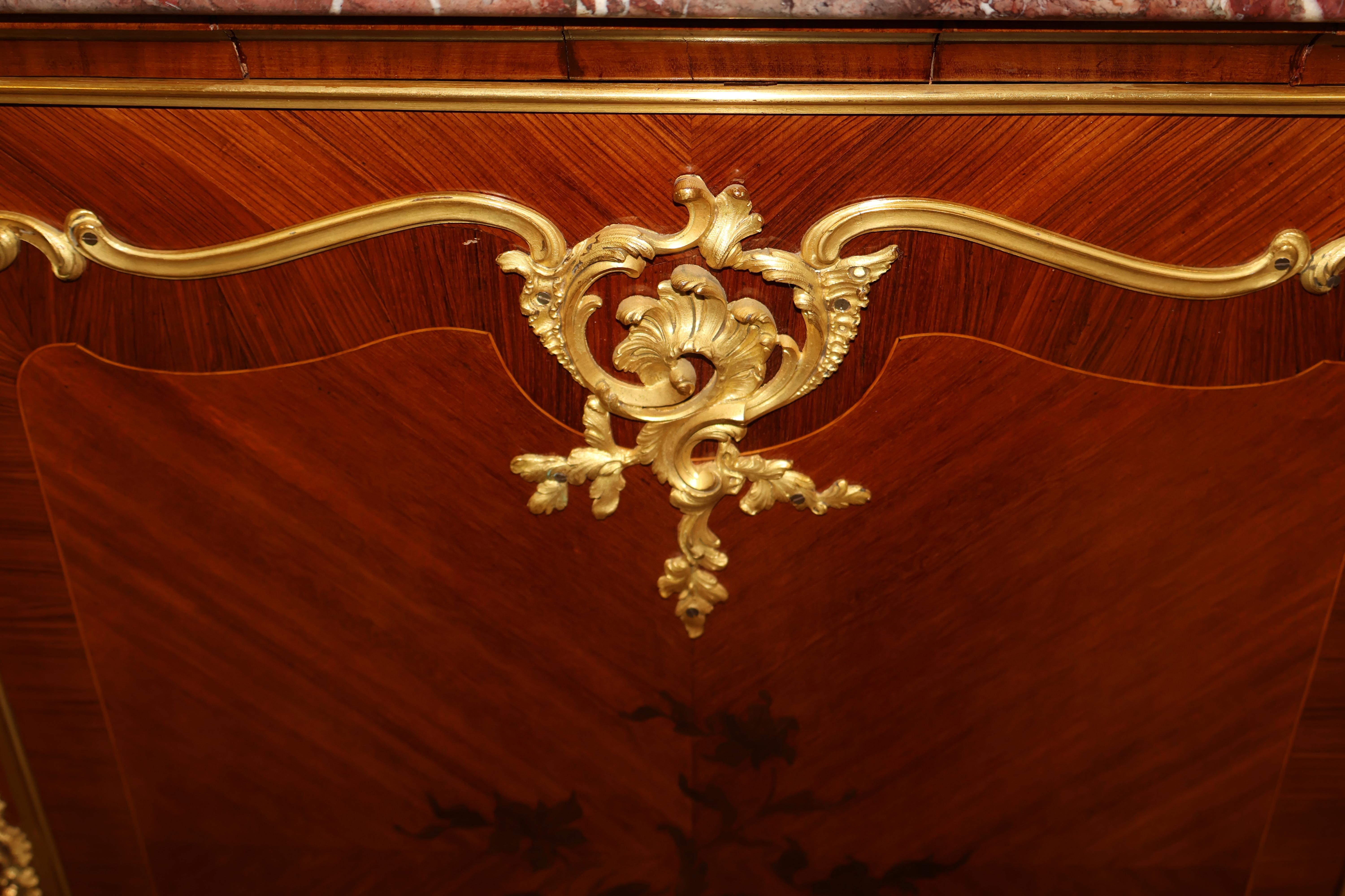 Bronzo Vitrina francese con piano in marmo e intarsio in legno di Re attribuita a Link in vendita