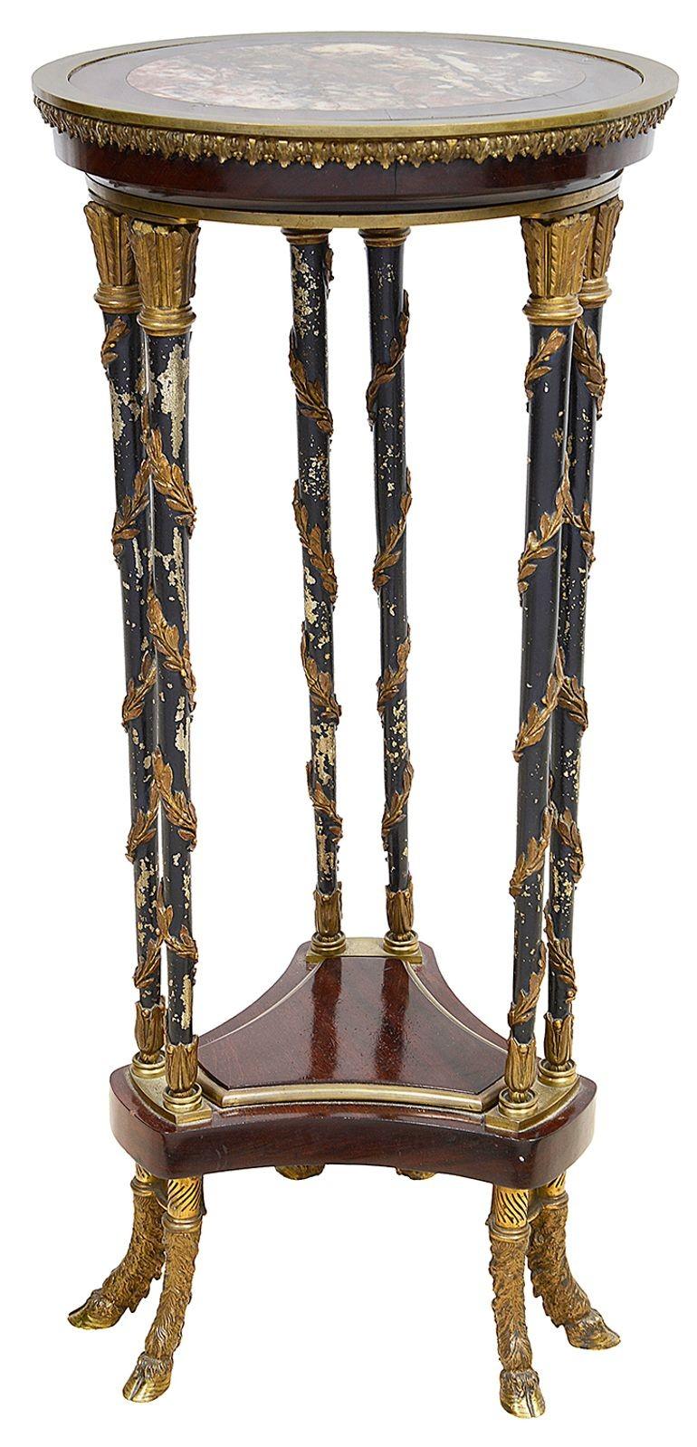 Très belle table d'appoint en marbre rouge de la fin du XIXe siècle. Montures en bronze doré, jambes en forme de carquois à colonnes en grappe, jambes effilées avec un décor de feuilles sur le pourtour. Le tout est uni par un châssis triforme qui se