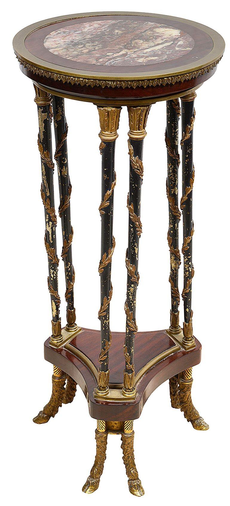 Louis XV Guéridon / table d'appoint en marbre, d'après Weisweiler. en vente