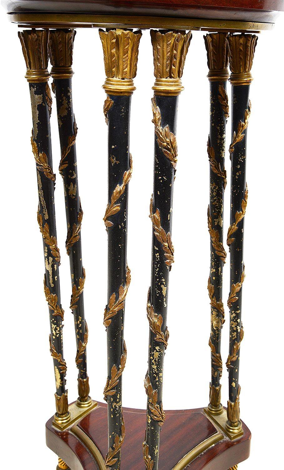 Français Guéridon / table d'appoint en marbre, d'après Weisweiler. en vente