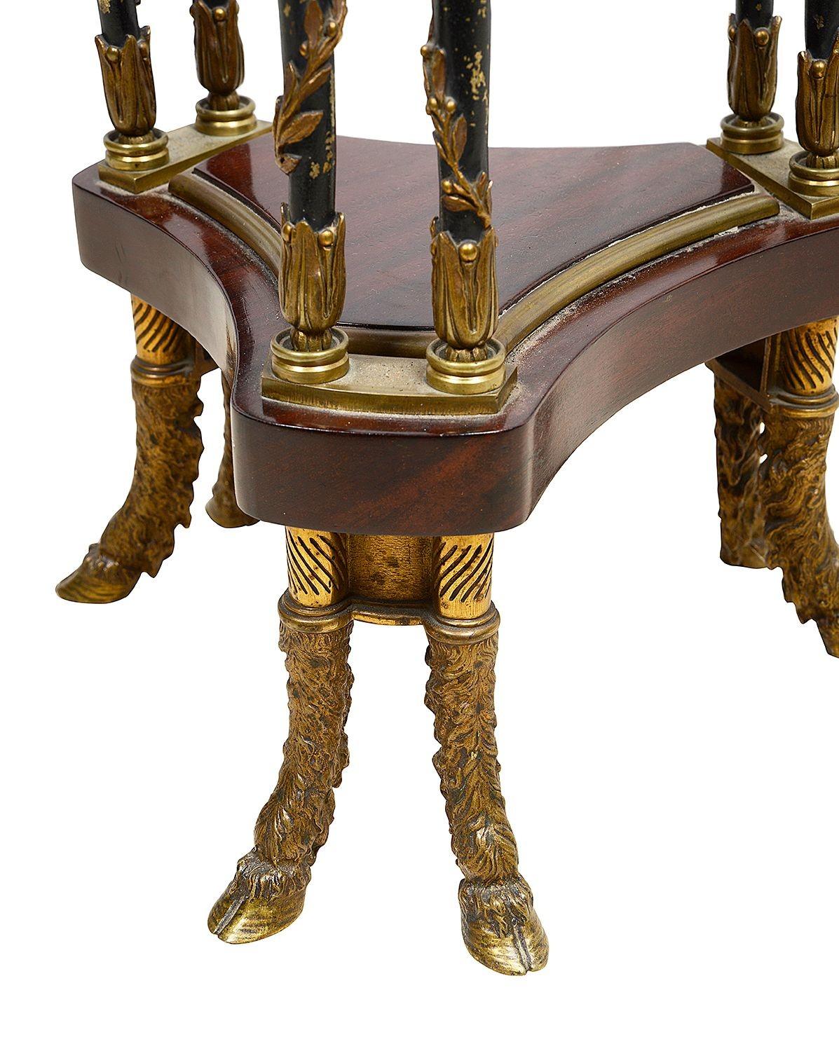 Bronze doré Guéridon / table d'appoint en marbre, d'après Weisweiler. en vente