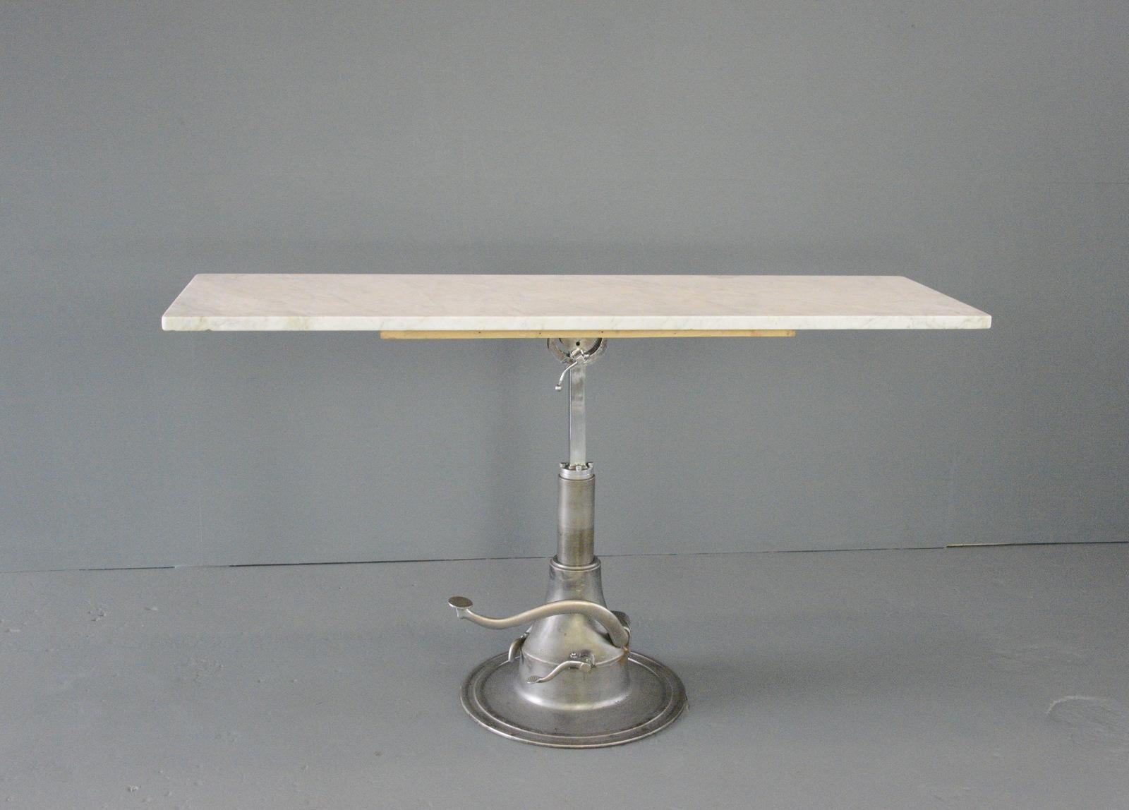 Hydraulic Examination-Tisch mit Marmorplatte, ca. 1930er Jahre

- Sockel aus Gusseisen
- Platte aus massivem Carrara-Marmor
- 360° drehbar und höhenverstellbar
- Neigungen
- Englisch ~ 1930er Jahre
- 183cm breit x 56cm tief
- 83cm - 107cm