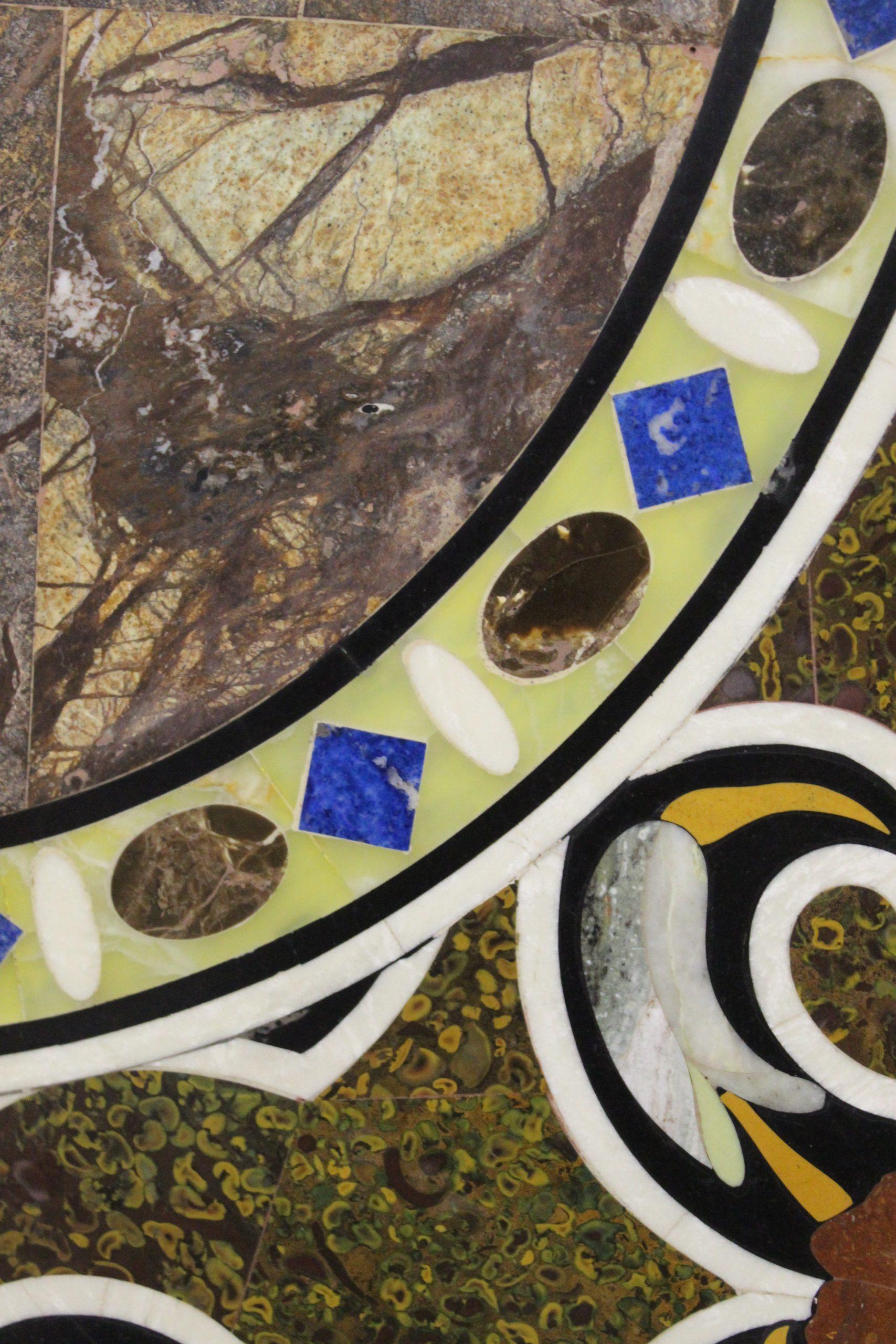 Marmorplatte mit Intarsien aus harten Steinen, Halbedelsteinen im Angebot 1